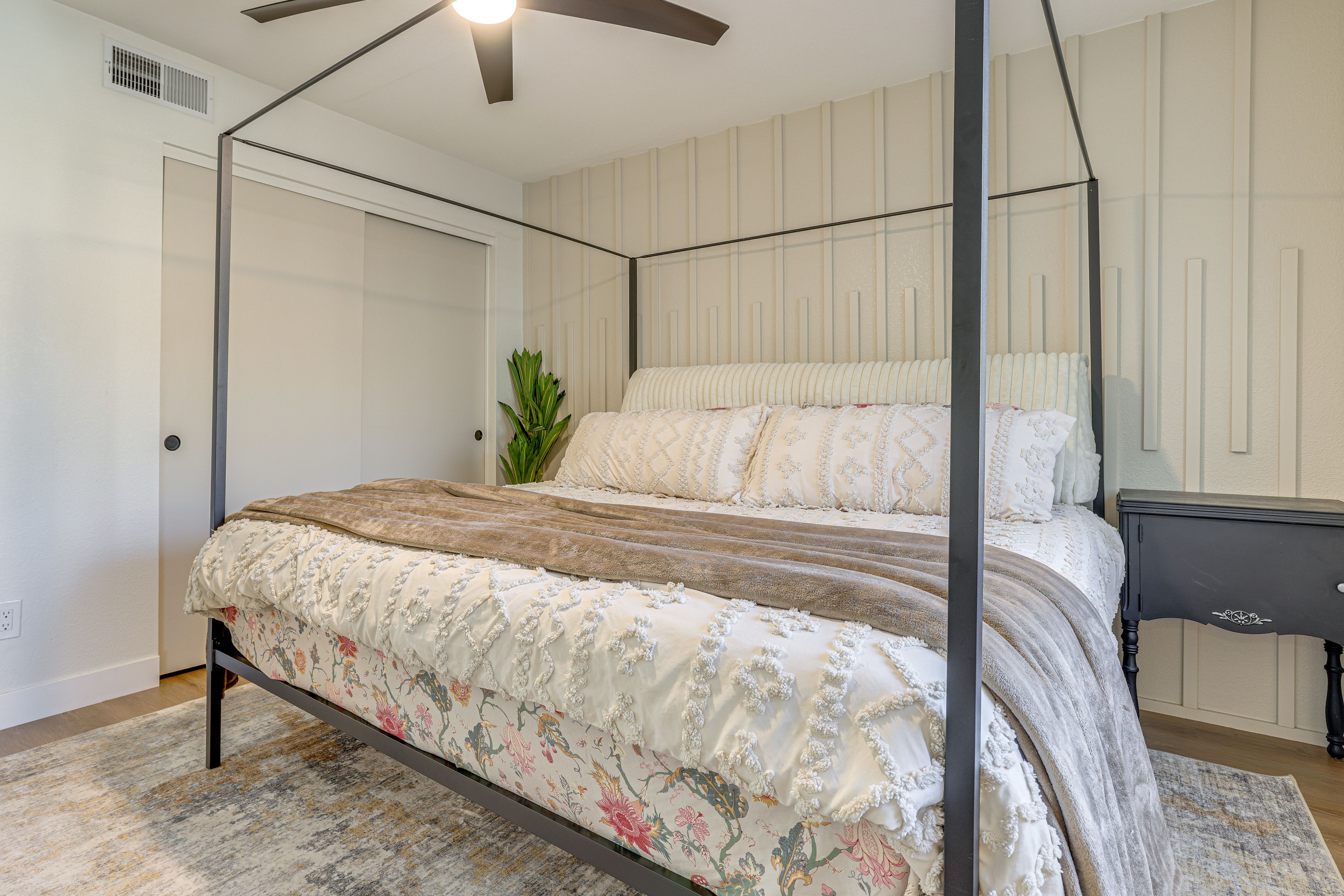 Bedroom 1 | King Bed