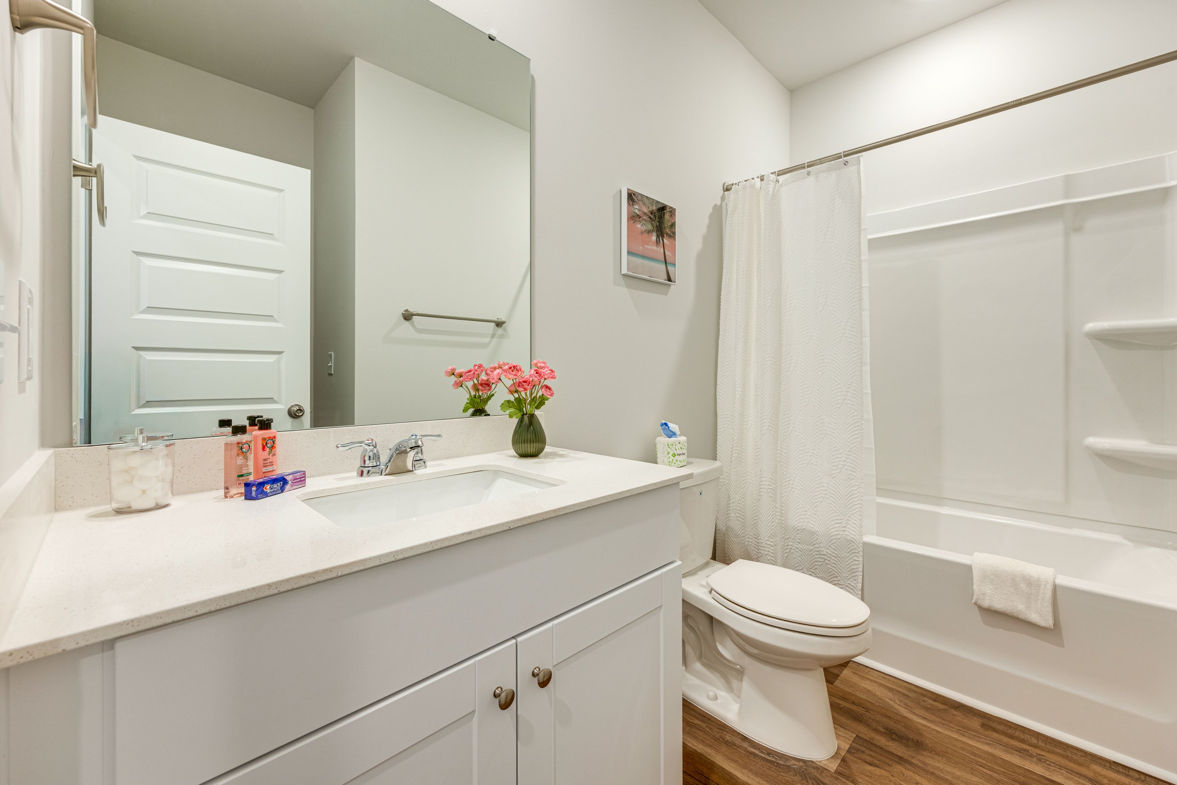 Full Bathroom | 1st Floor | Towels Provided