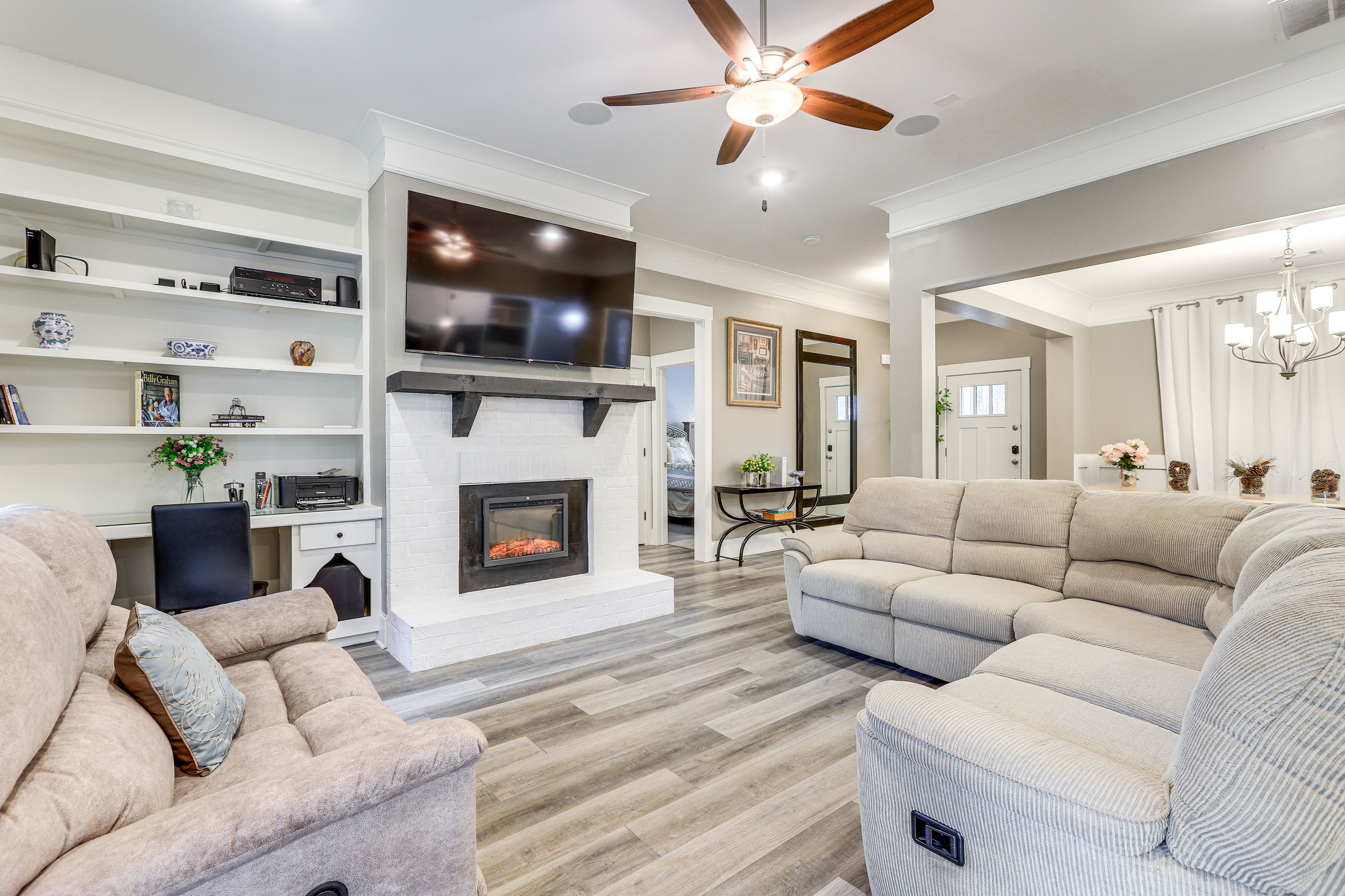 Living Room | Electric Fireplace | Smart TV | Free WiFi