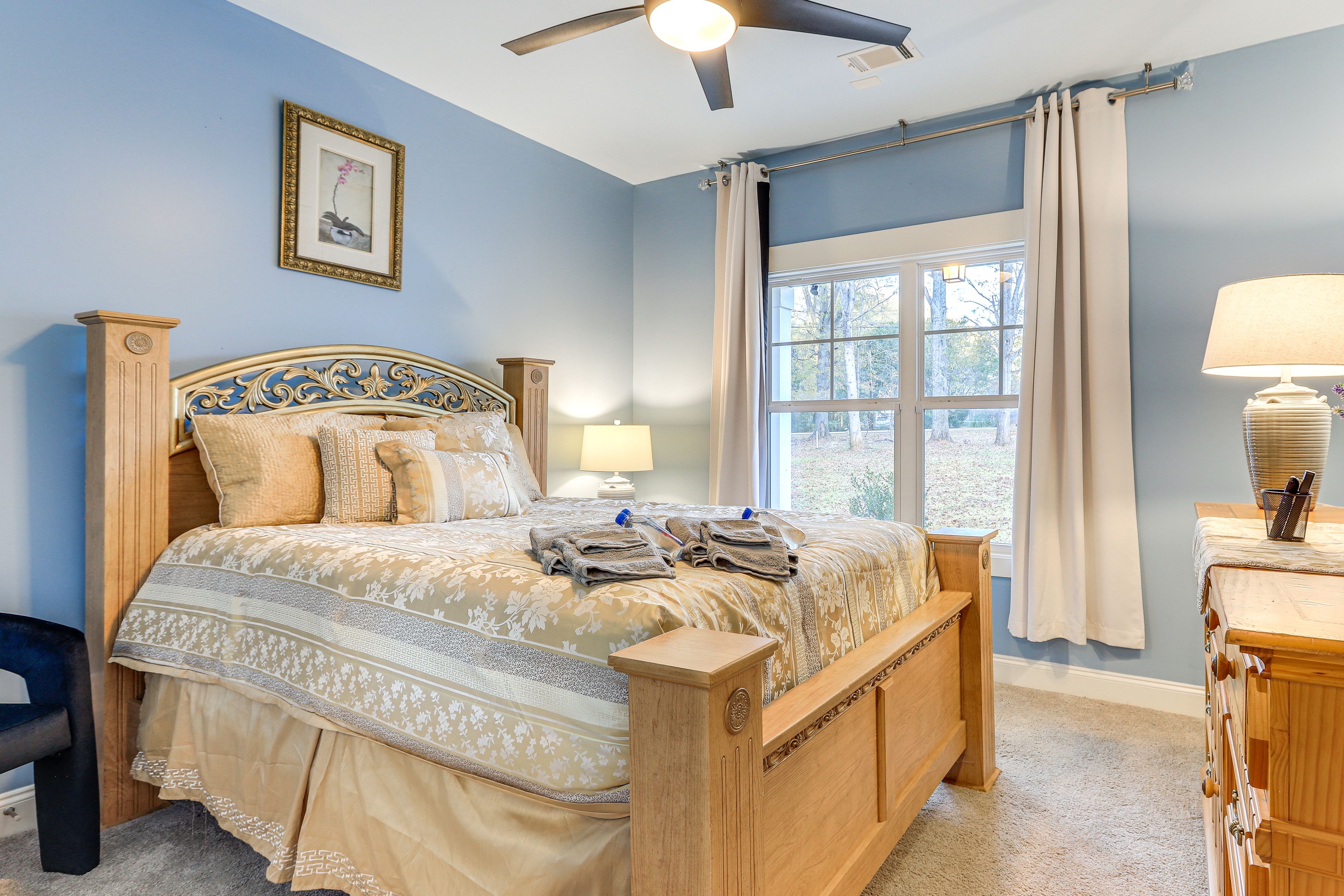 Bedroom 2 | Queen Bed | Smart TV | 1st Floor