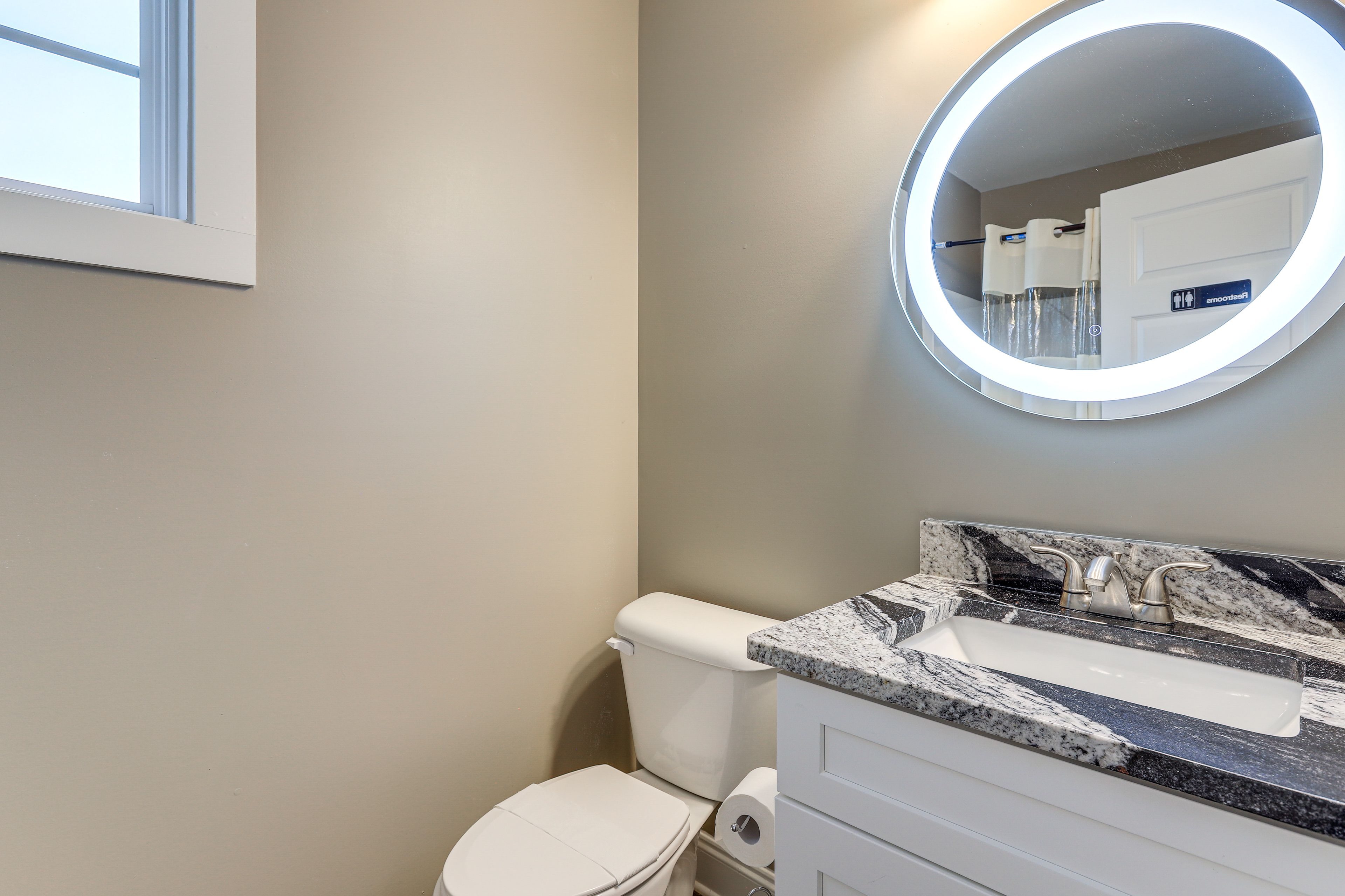 Bathroom | Bathtub/Shower | 2nd Floor