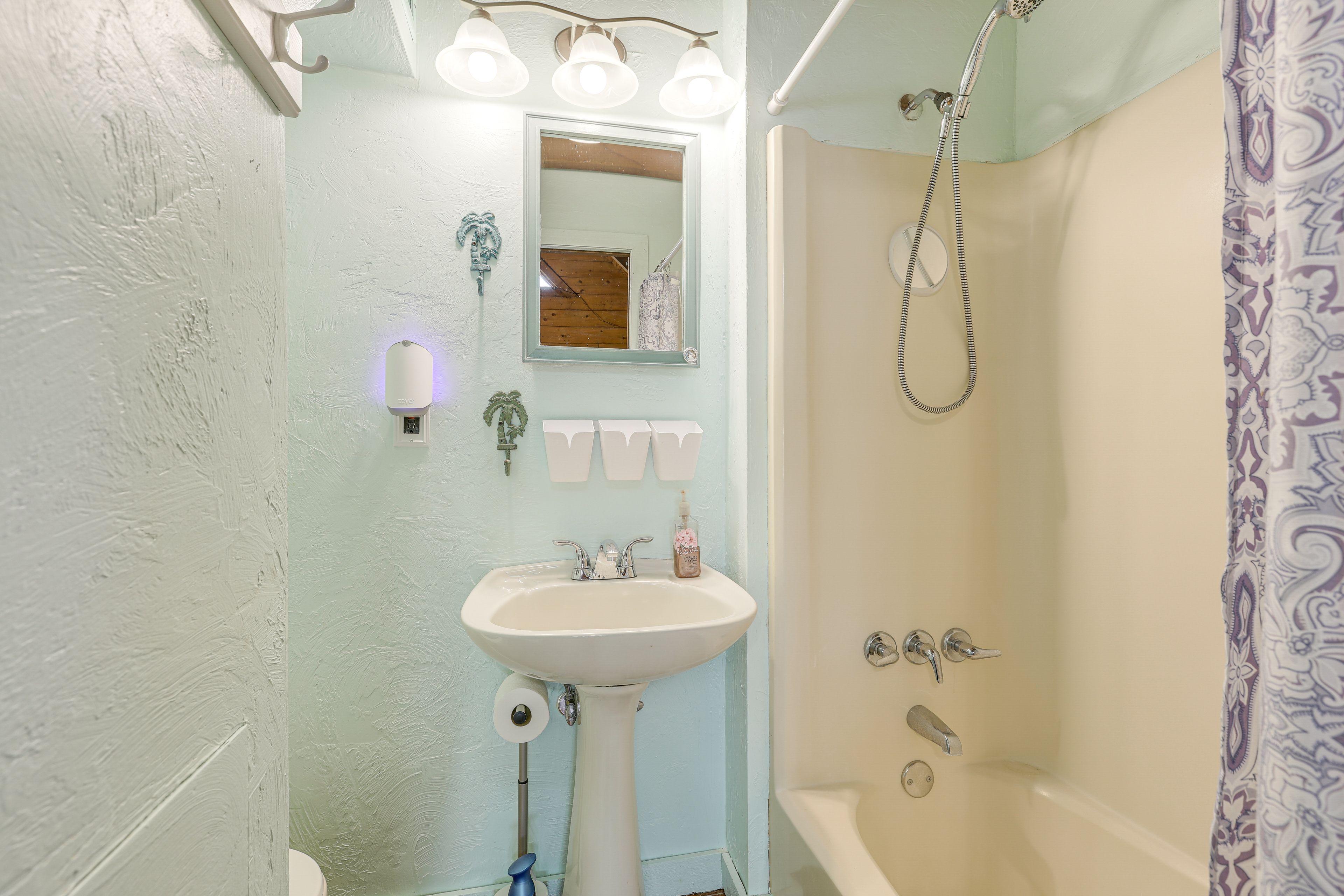 Full Bathroom | 1st Floor | Towels Provided