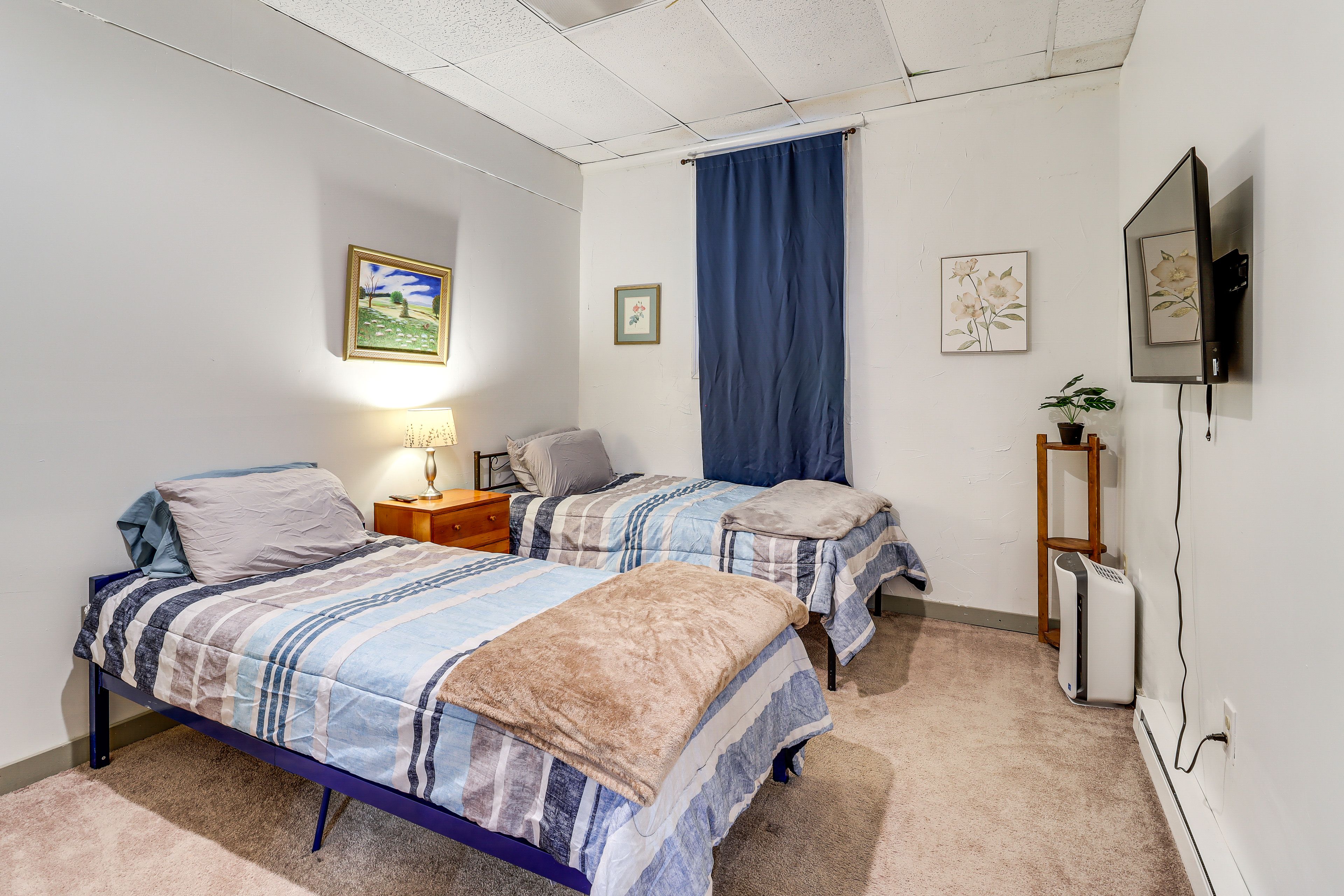 Bedroom 2 | 2 Twin Beds | Smart TV