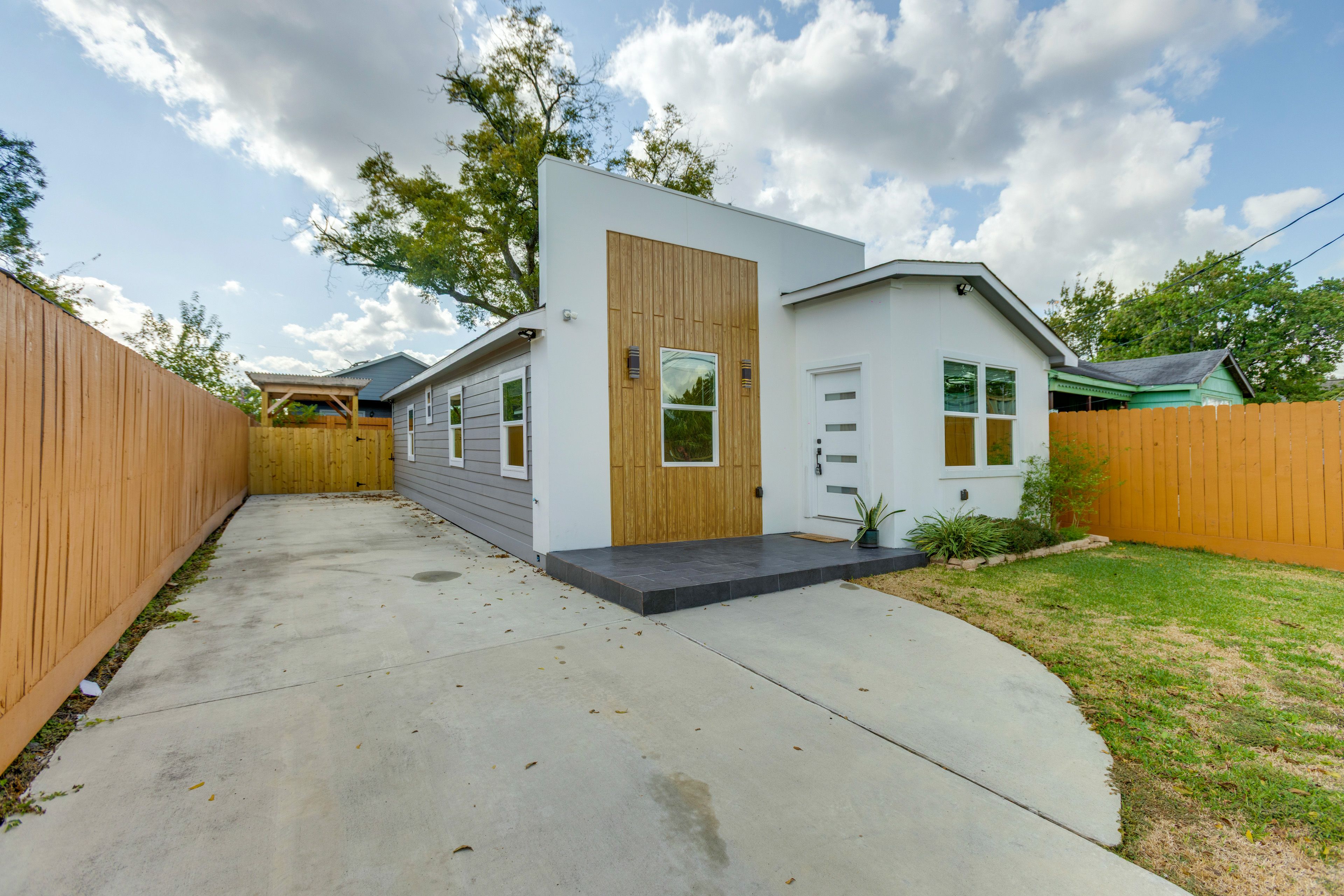 Parking | Driveway (4 Vehicles)