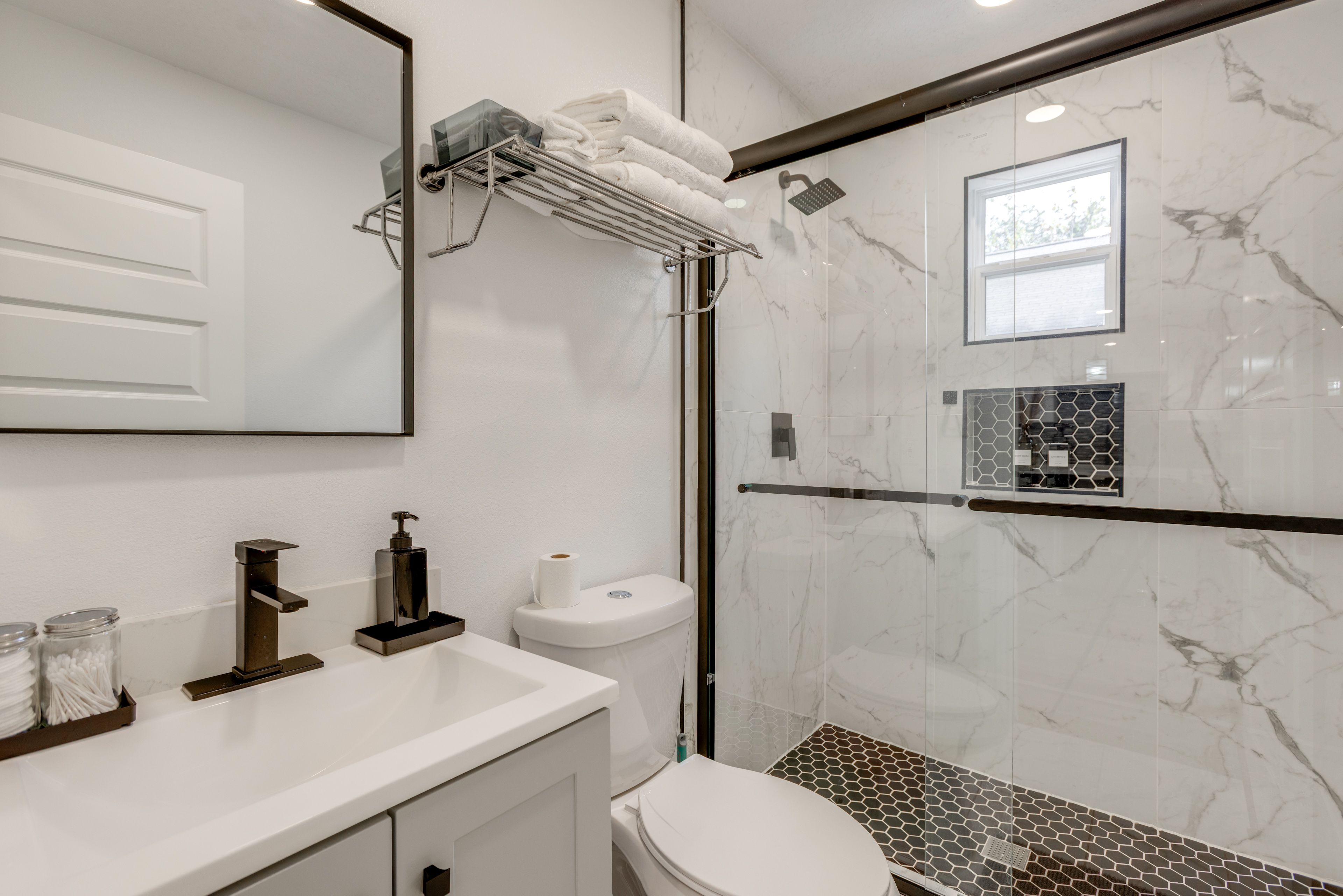 Full Bathroom | Complimentary Toiletries