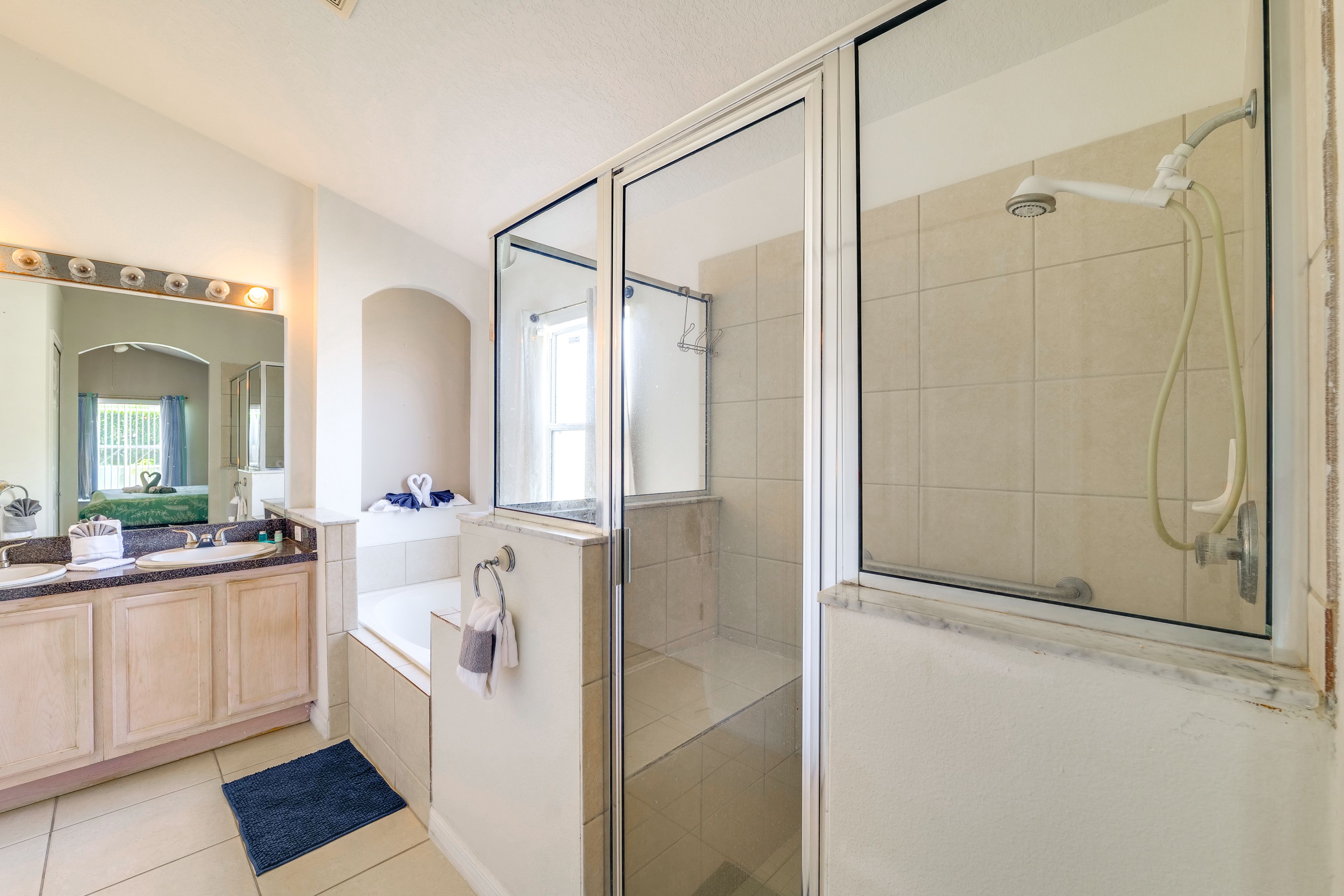 Full Bathroom | Complimentary Toiletries | Towels Provided