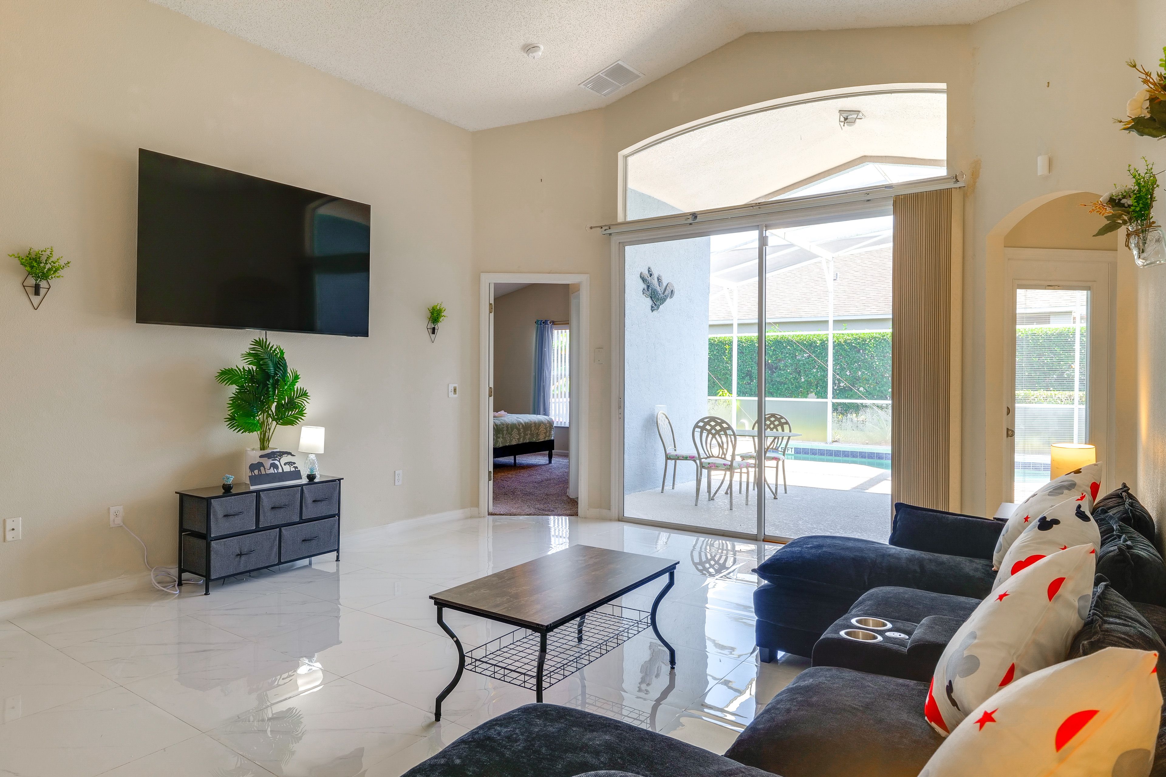 Living Room | Free WiFi | Central Heating & Air Conditioning