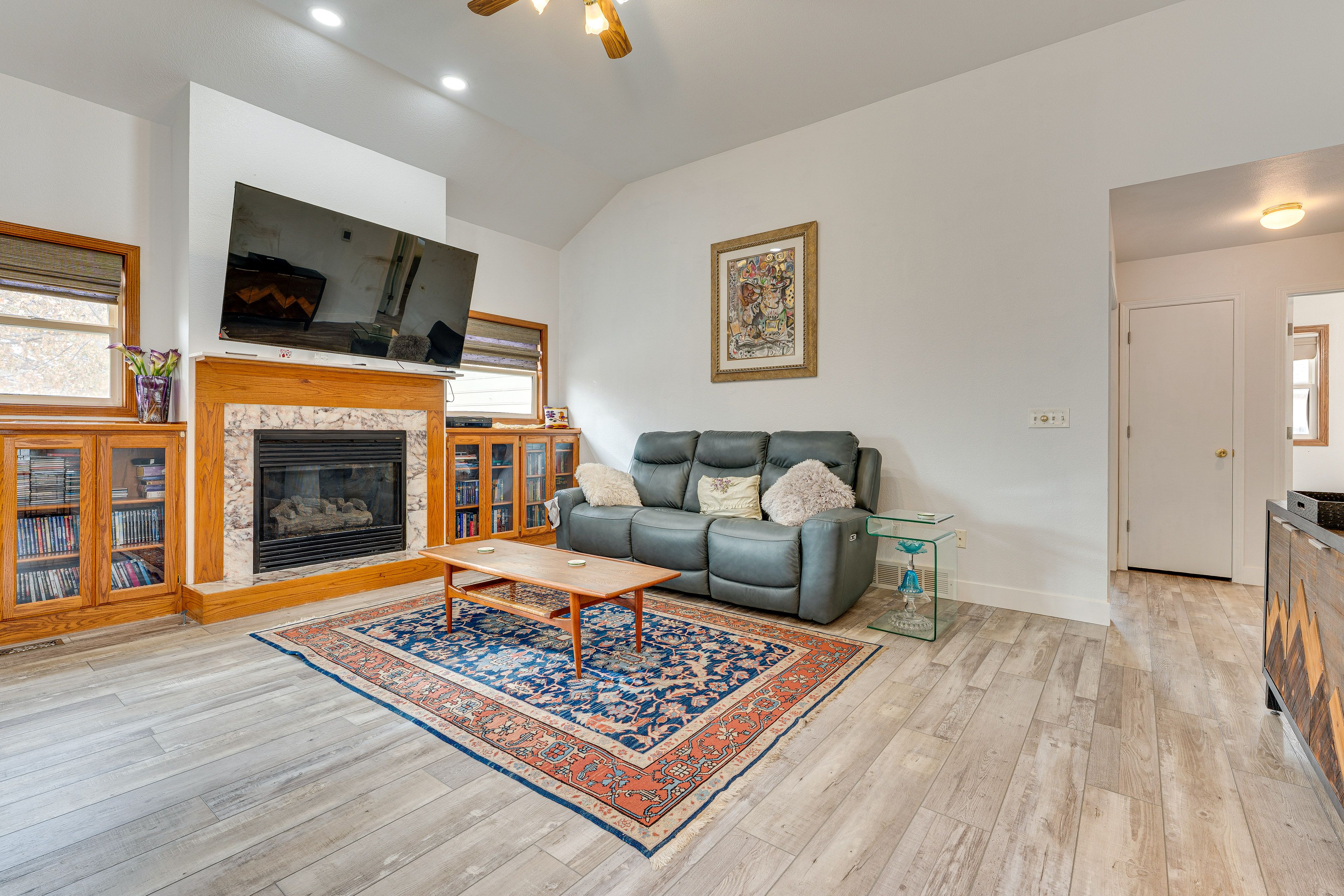 Living Room | Free WiFi | Smart TV | Central A/C | Fireplace