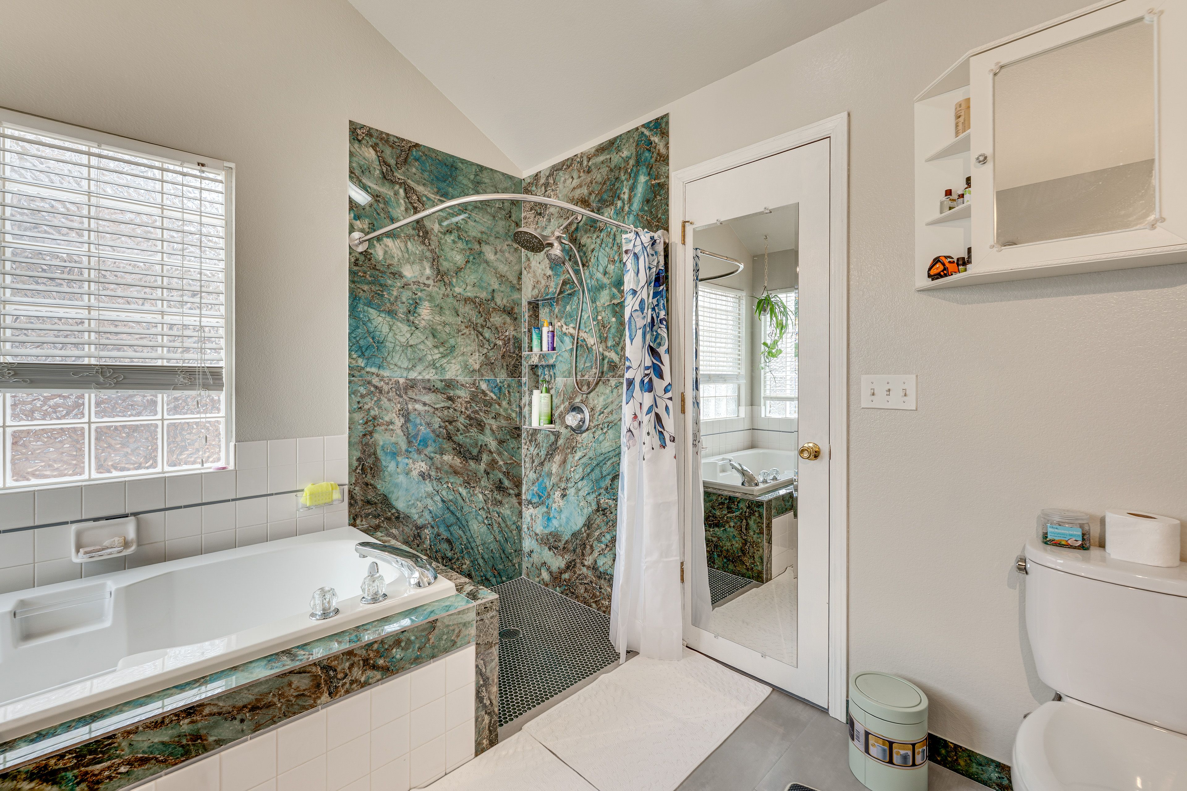 Full Bathroom | Jetted Tub