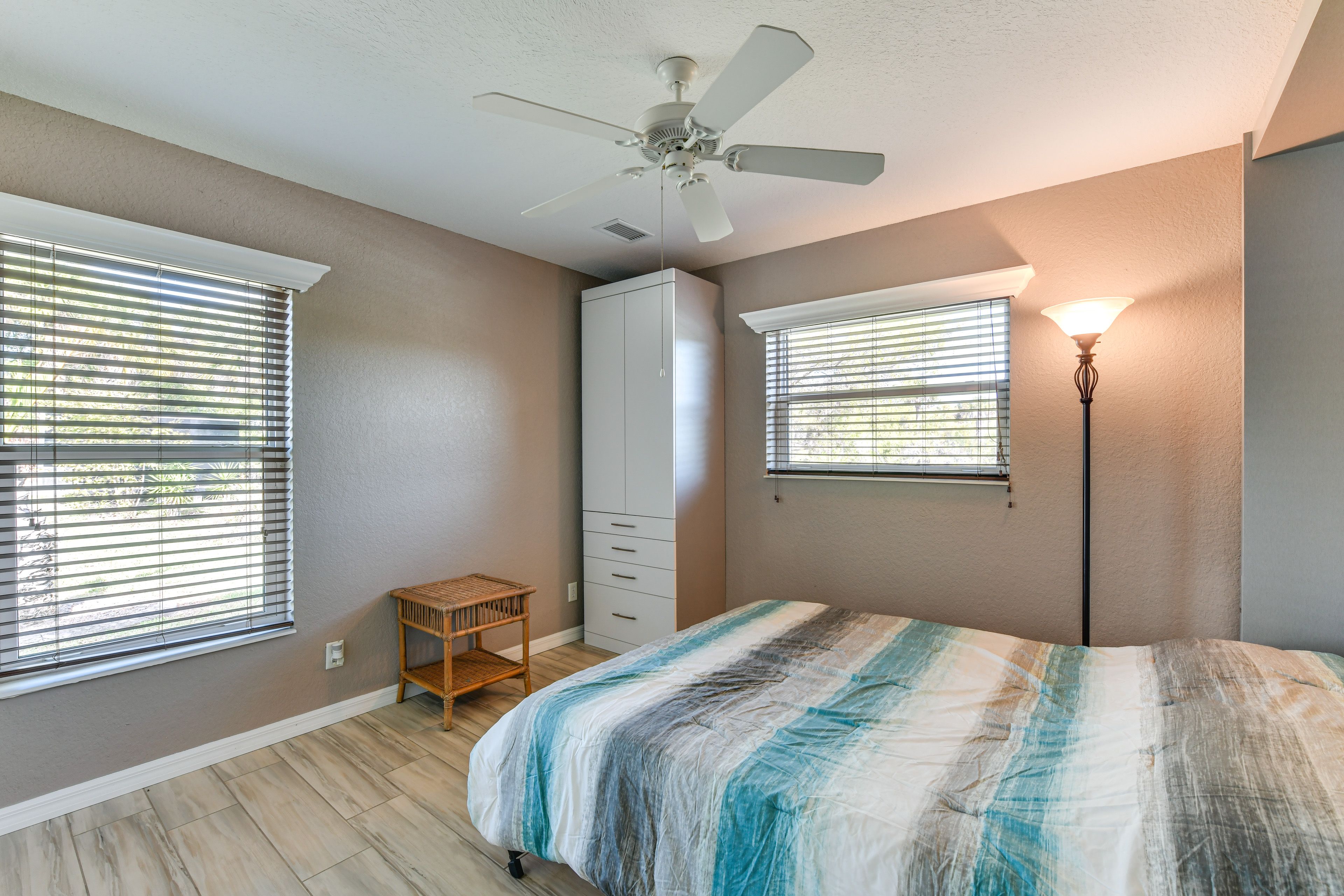 Bedroom 3 | Queen Murphy Bed