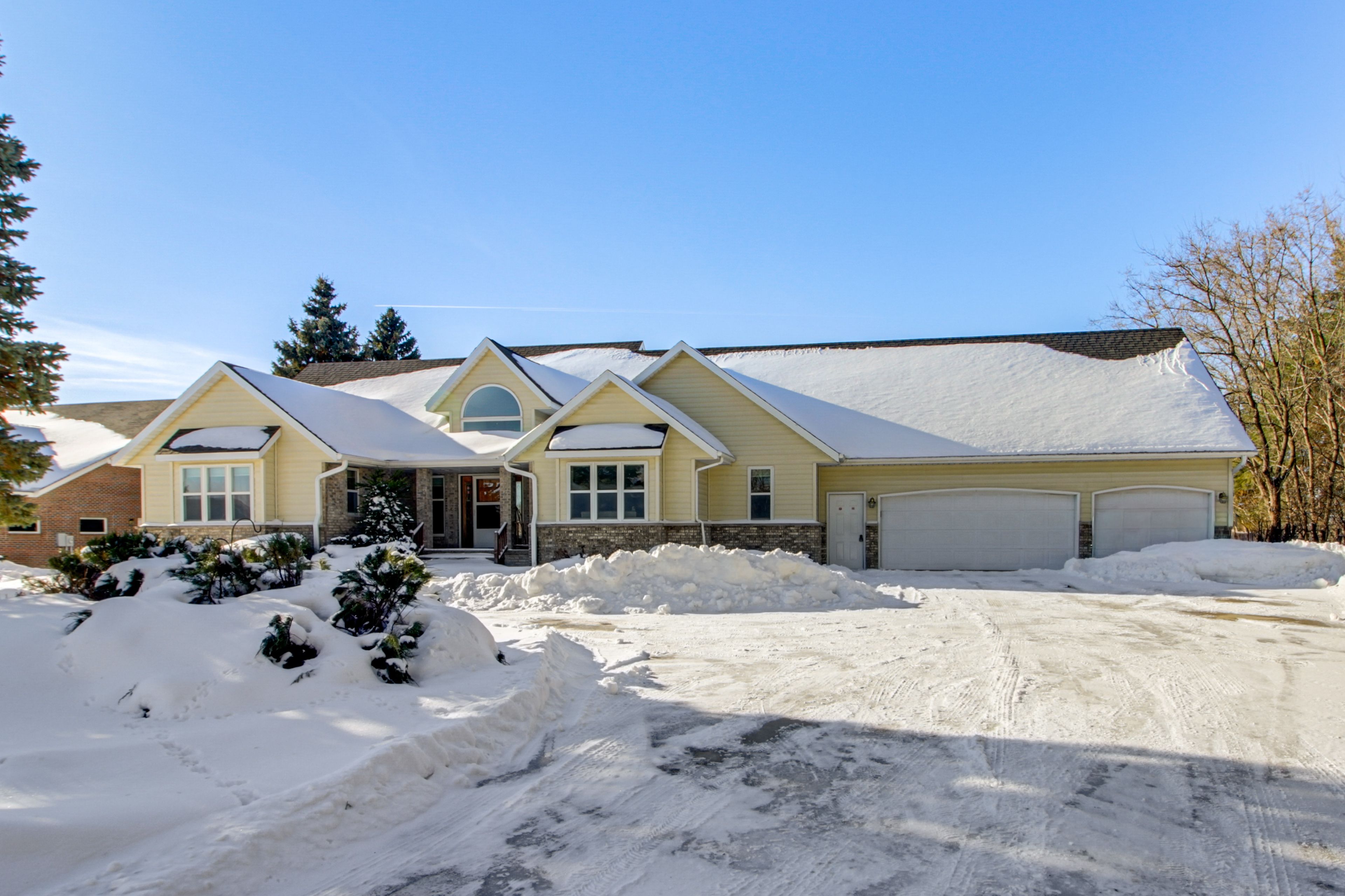 Parking | Garage (3 Vehicles) | Driveway (10 Vehicles)