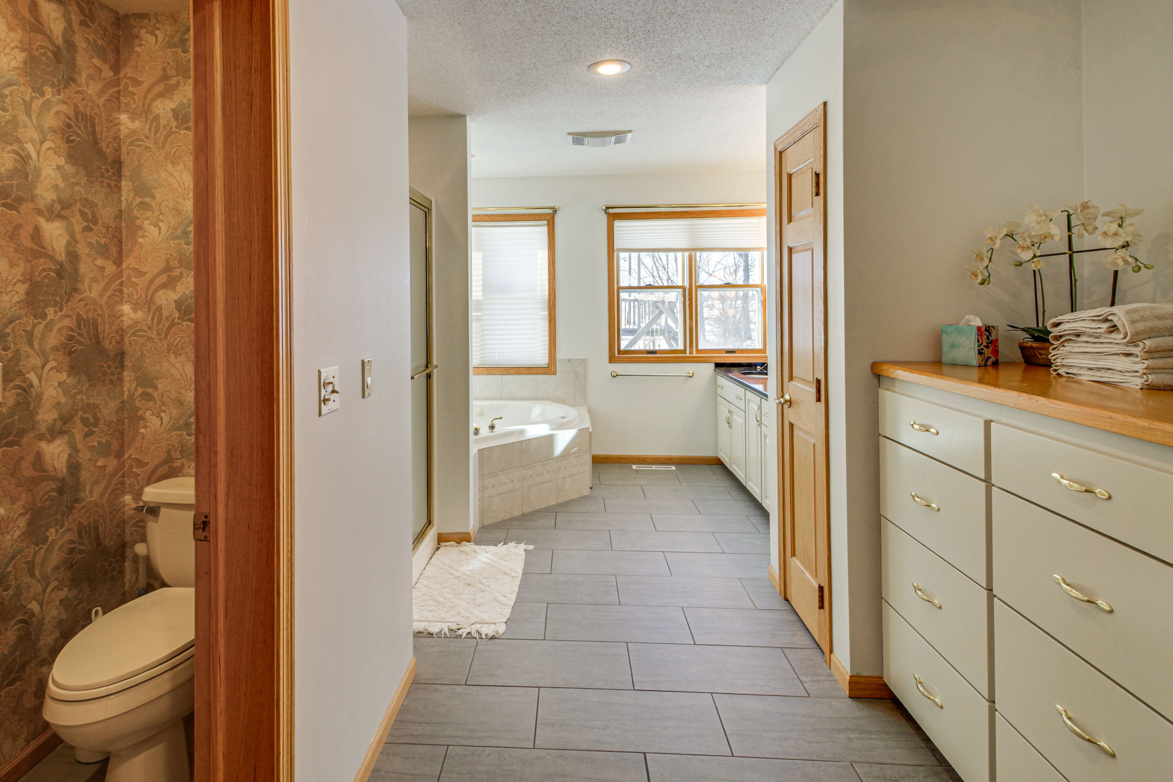 Full Bathroom | 1st Floor | Towels Provided