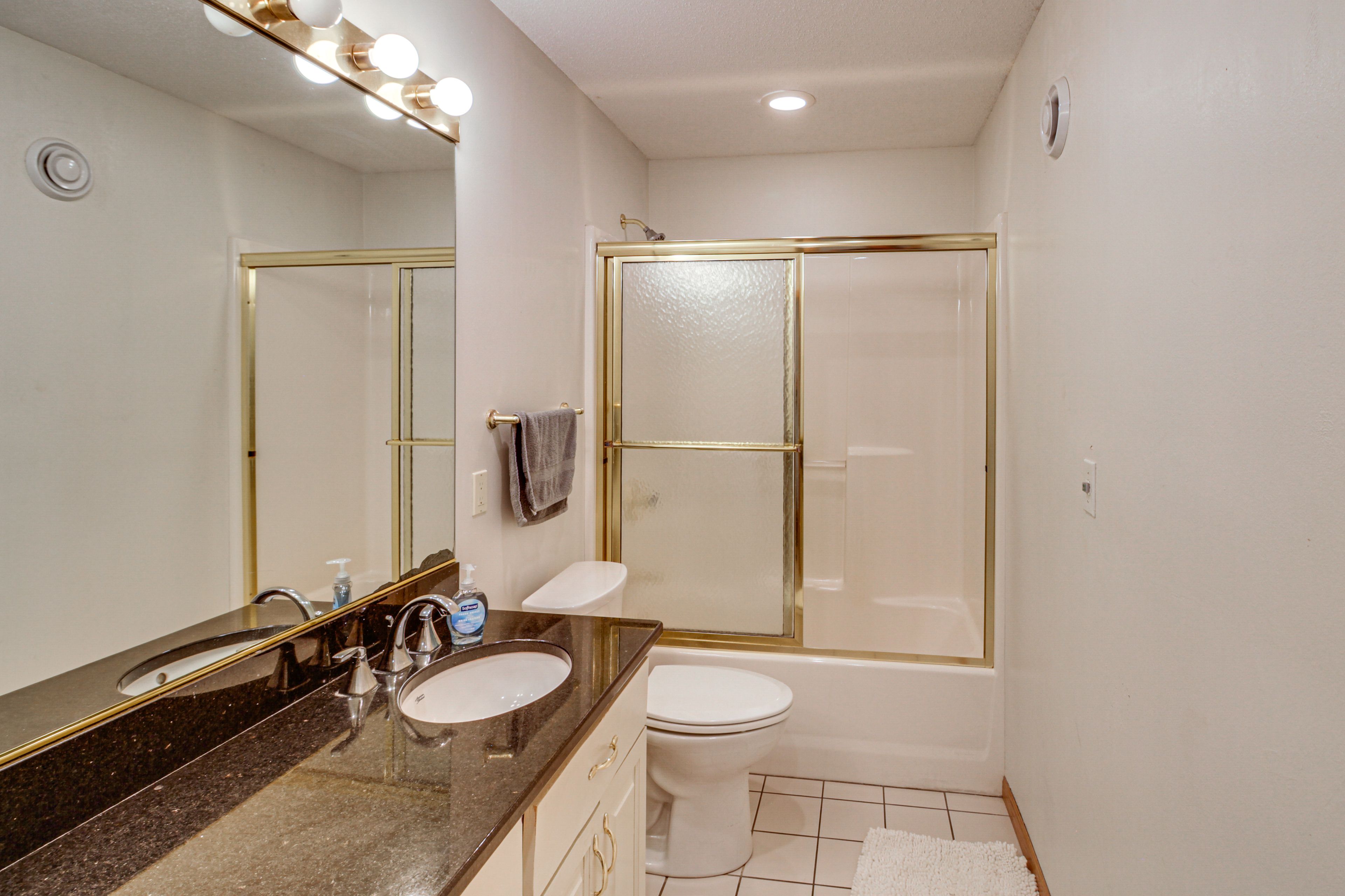 Full Bathroom | 1st Floor | Complimentary Toiletries