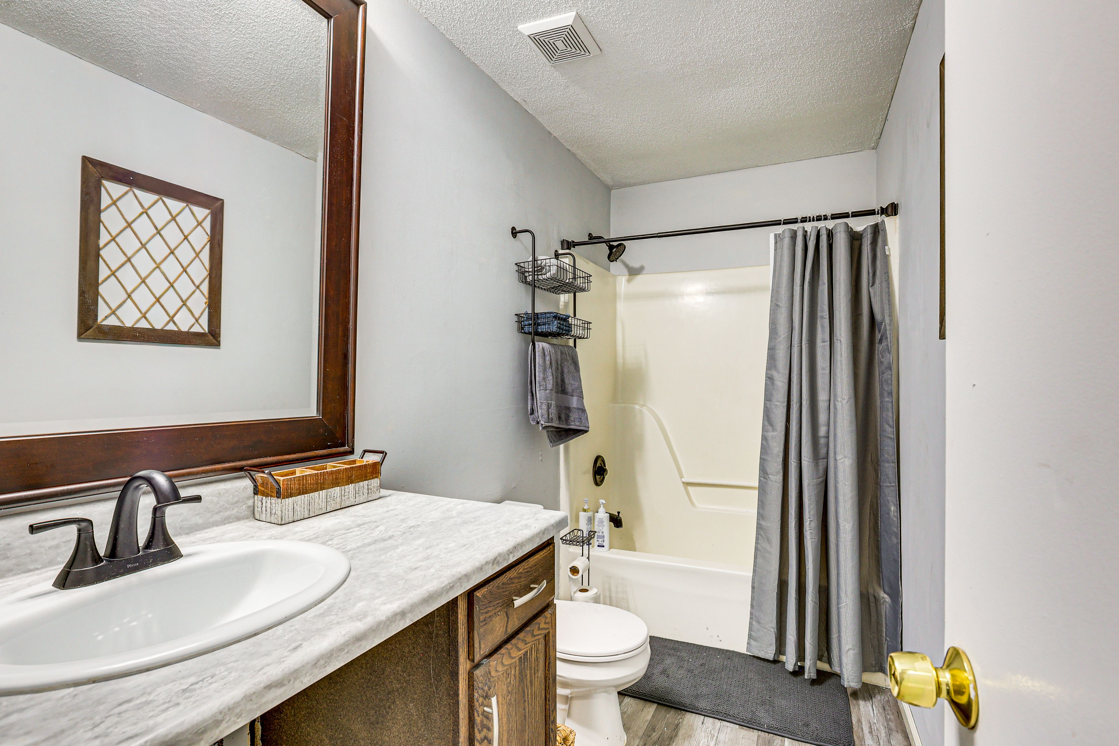 Full Bathroom | Towels Provided