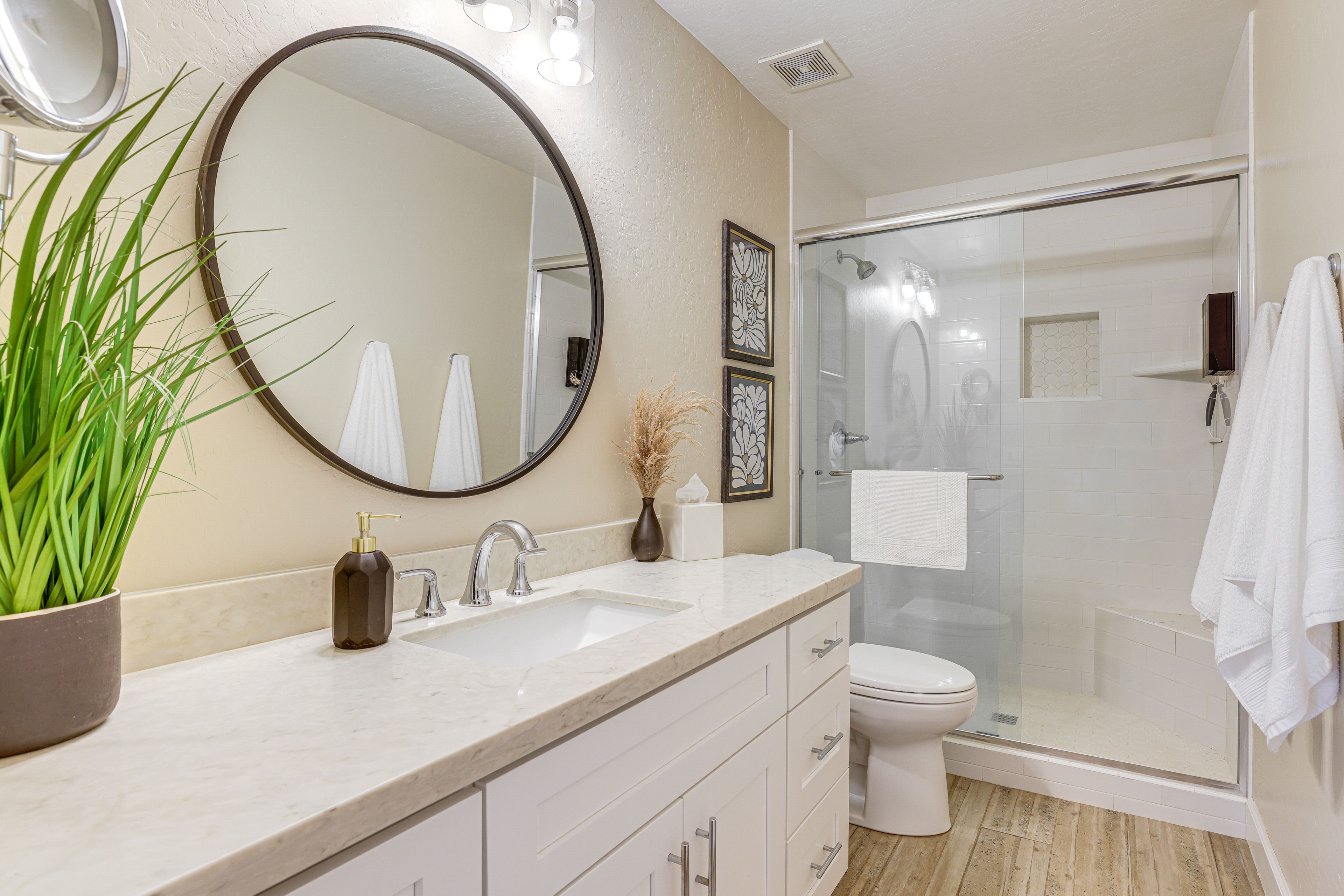 Full Bathroom | Towels Provided