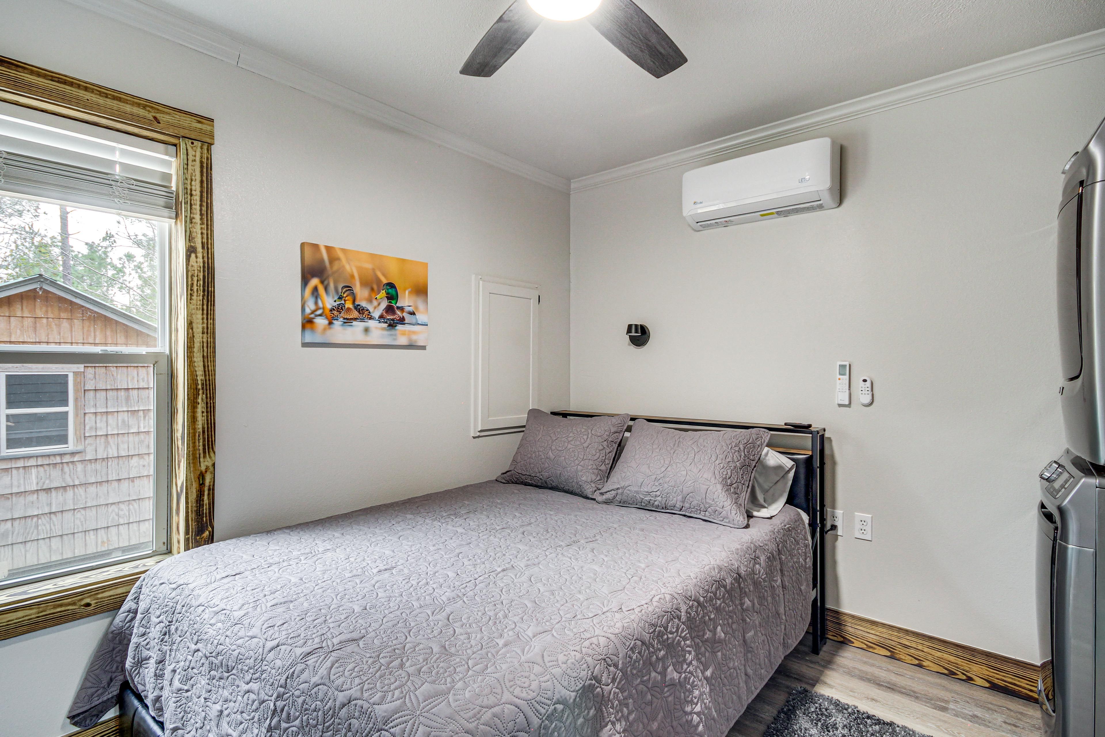 Bedroom 1 | Queen Bed