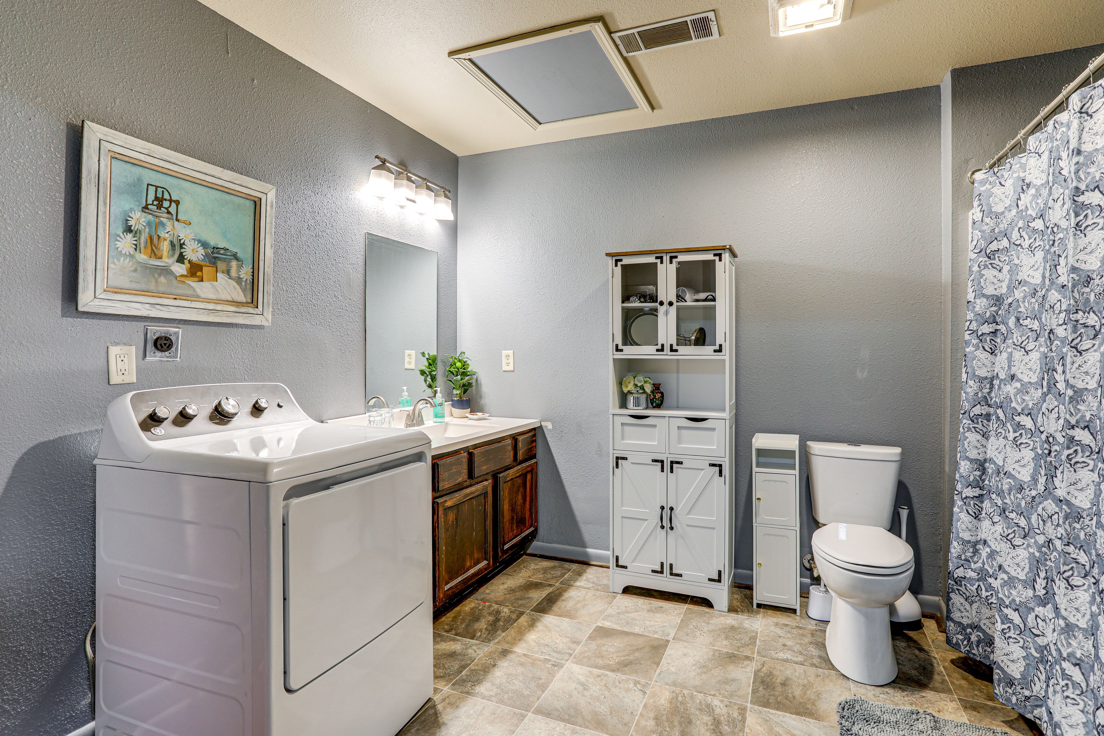 Full Bathroom | Complimentary Toiletries | Linens Provided | Washer/Dryer