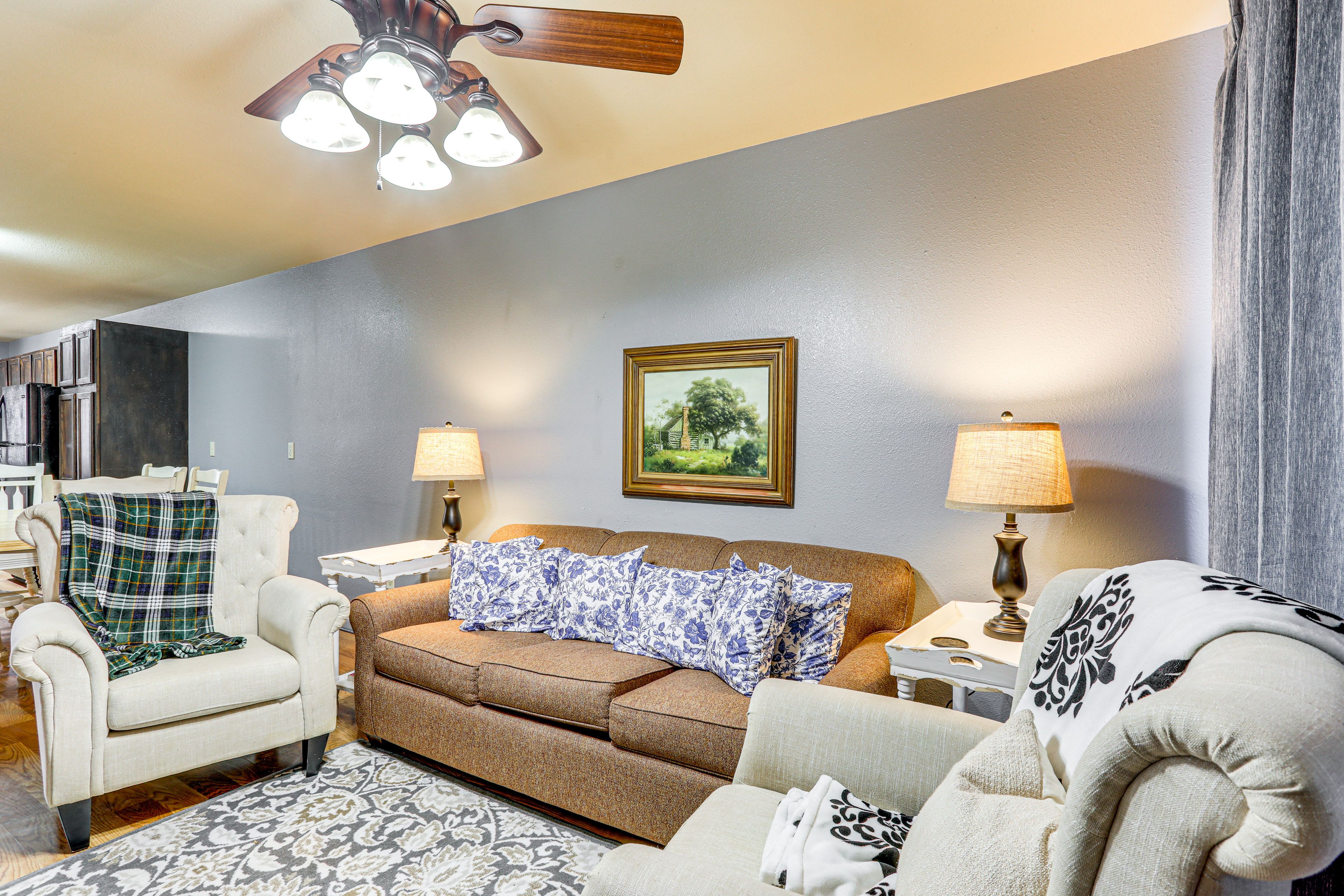 Living Room | Queen Sleeper Sofa | Free WiFi