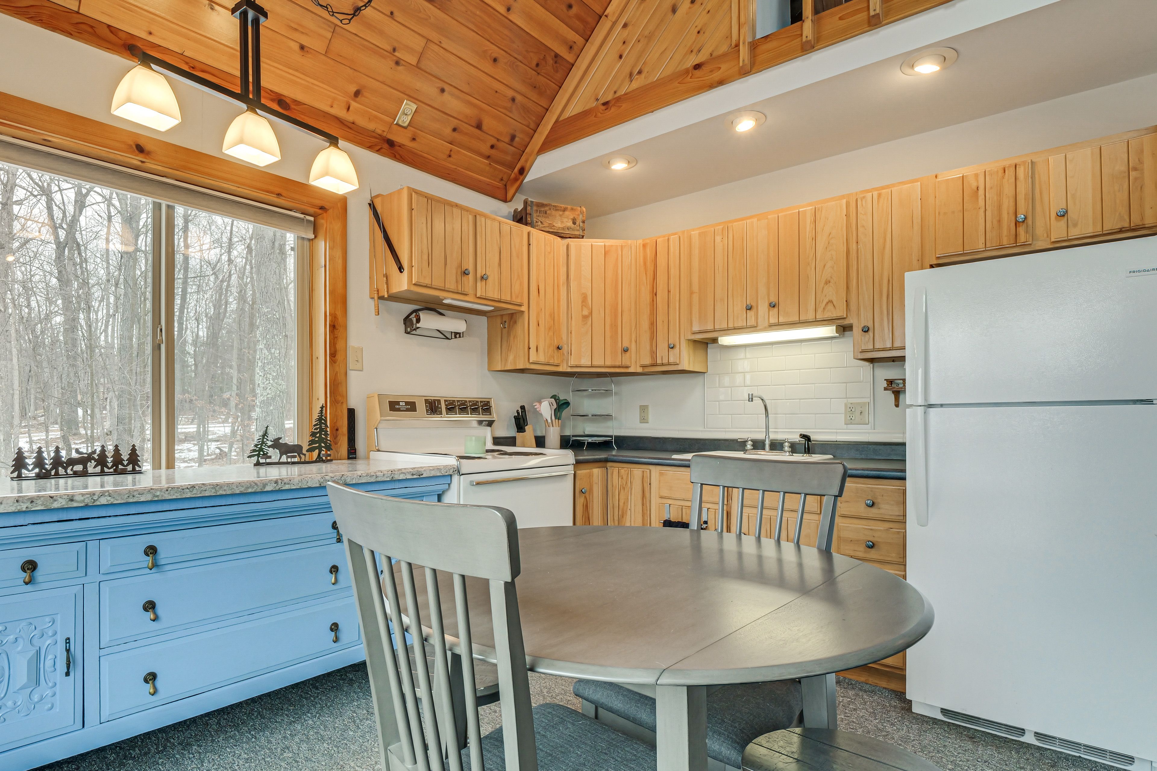 Dining Area | Kitchen