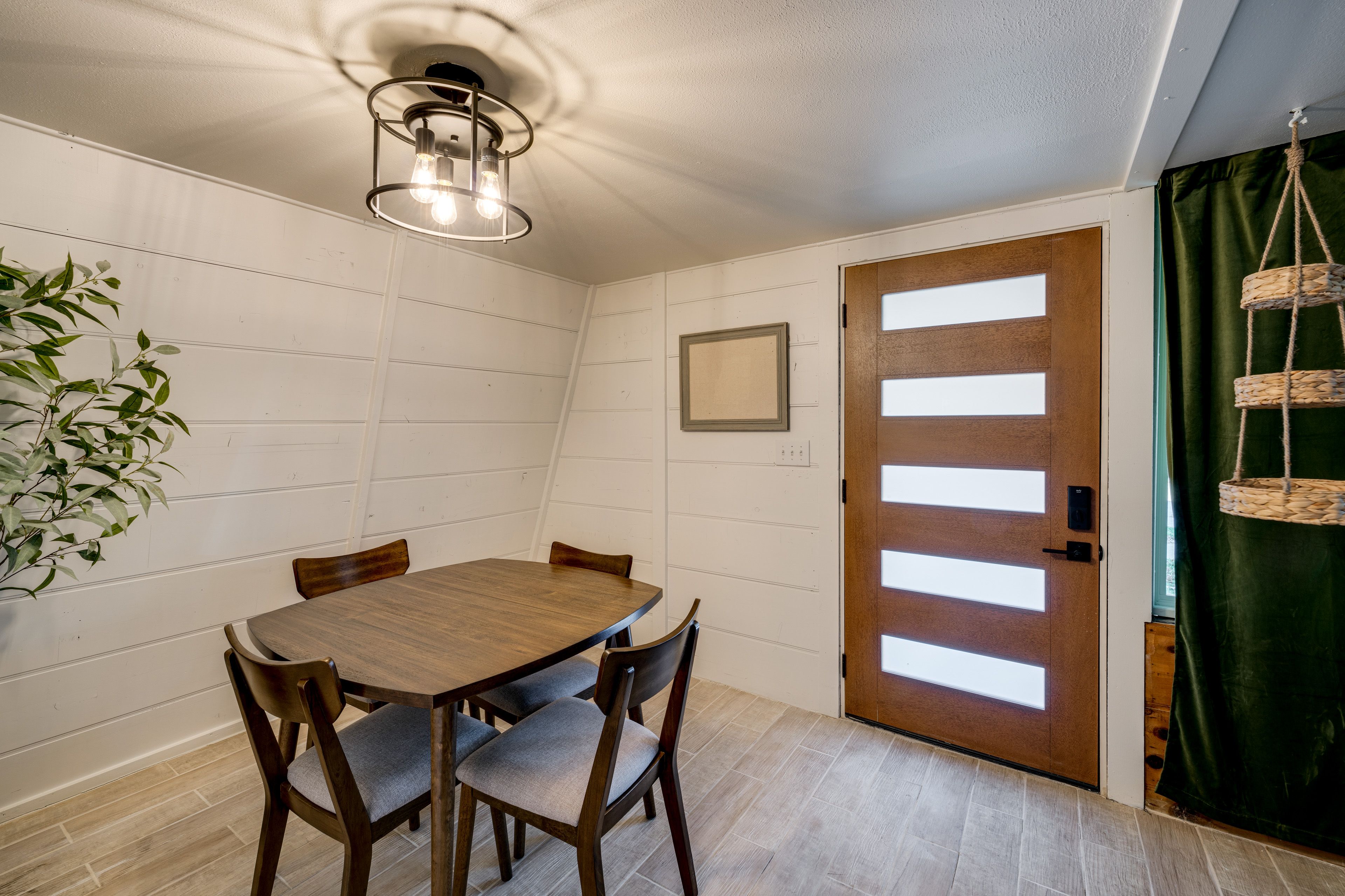 Dining Table | Dishware/Flatware | Main Floor