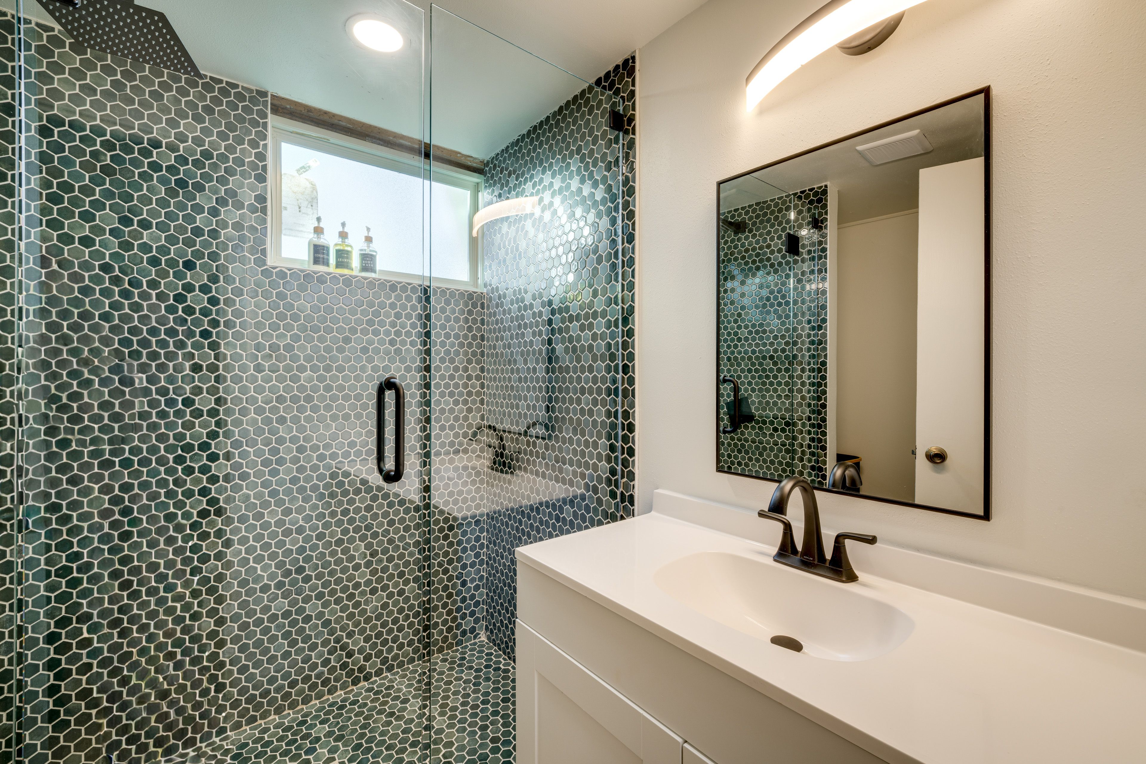 Full Bathroom | Towels Provided | Main Floor