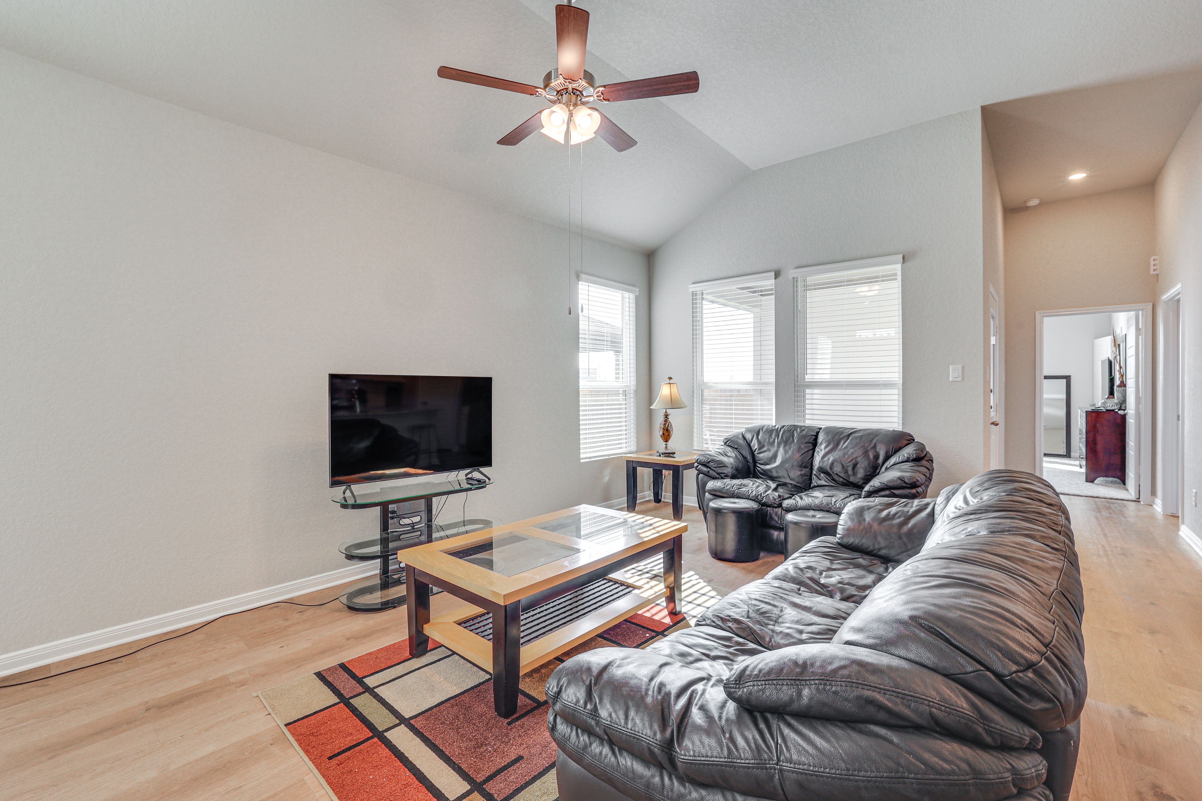 Living Room | Free WiFi | Smart TV | Central A/C