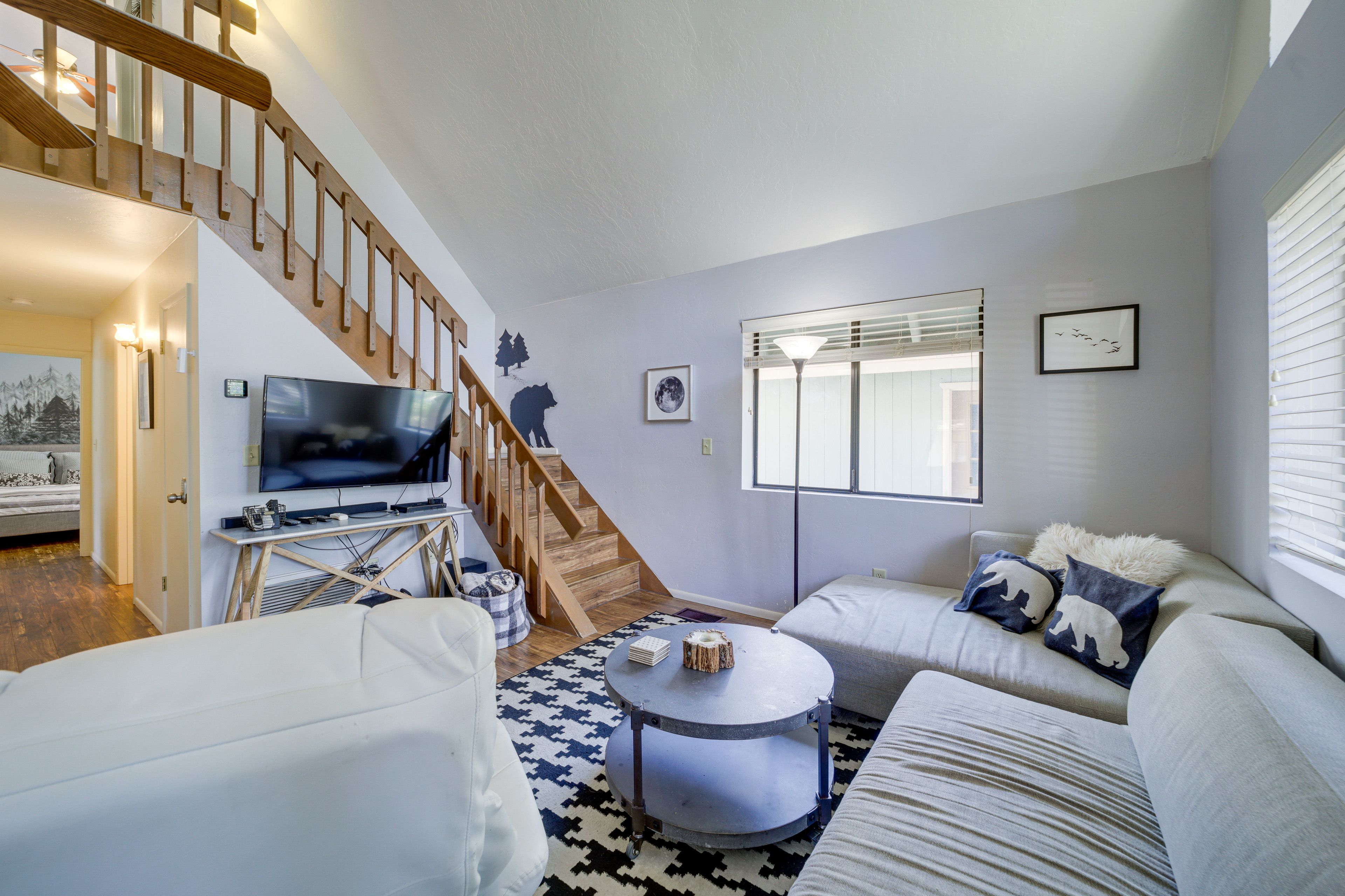 Living Room | 1st Floor | Smart TV | Free WiFi