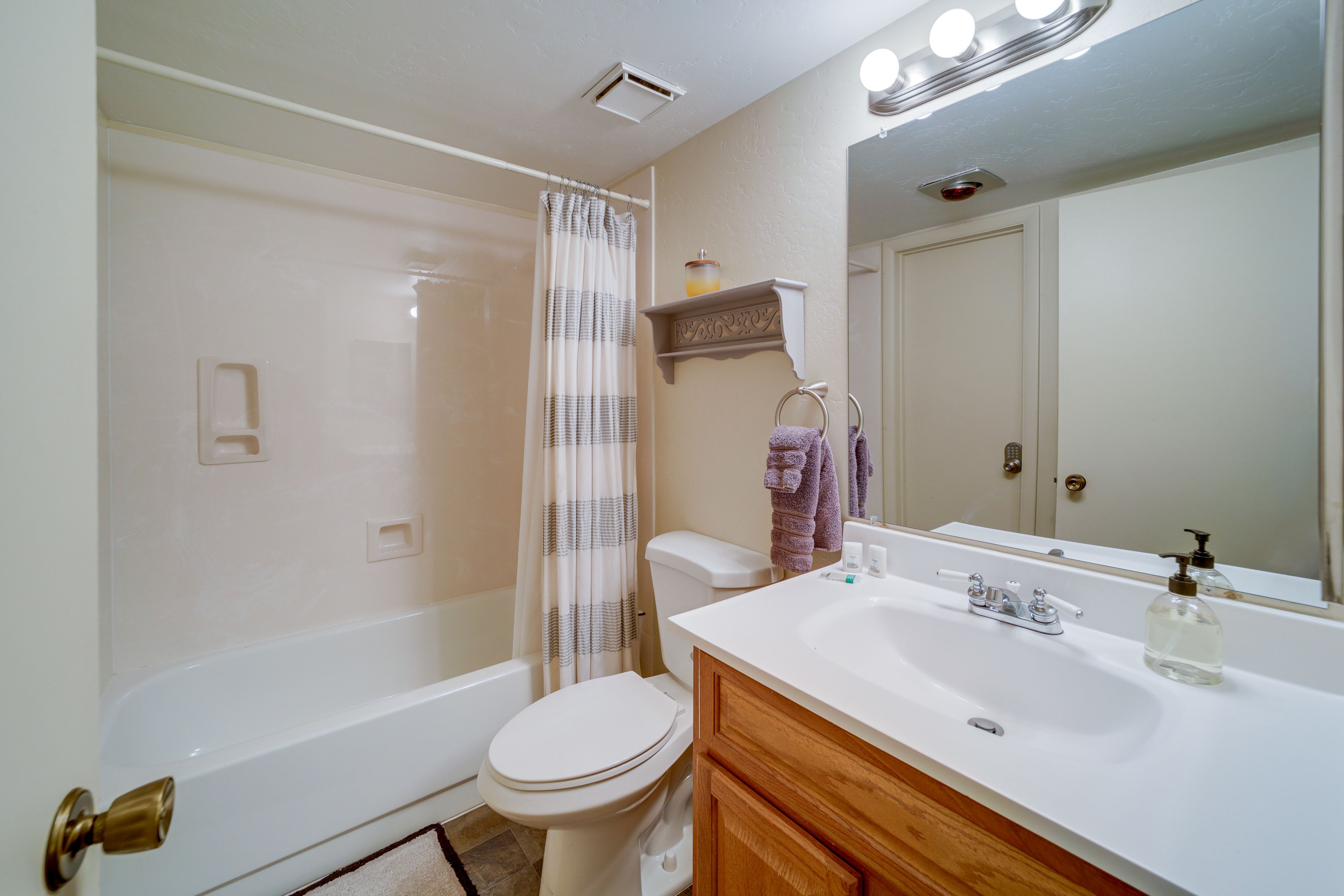 Full Bathroom | 1st Floor