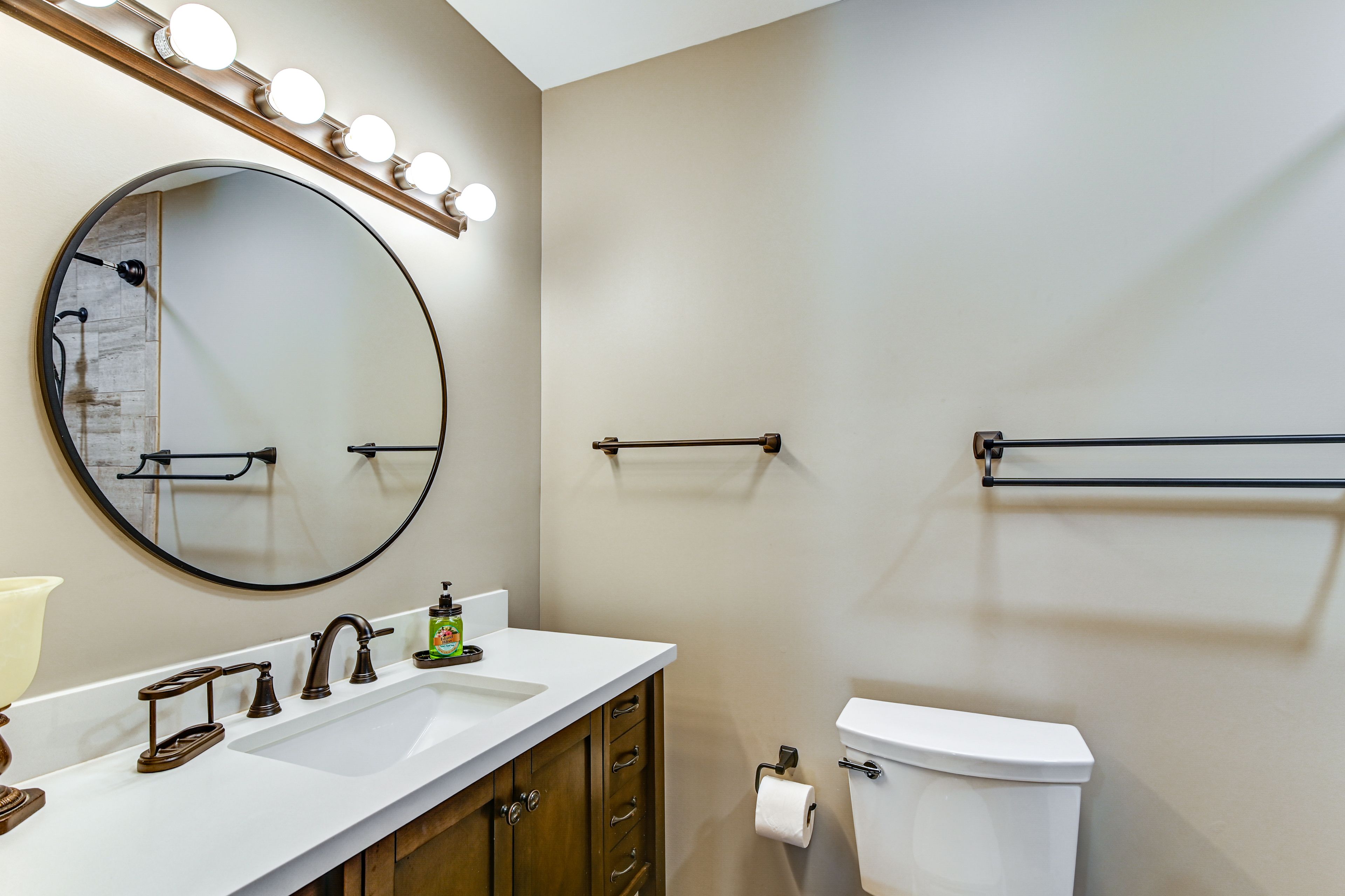 Full Bathroom | Linens & Towels | Main Level