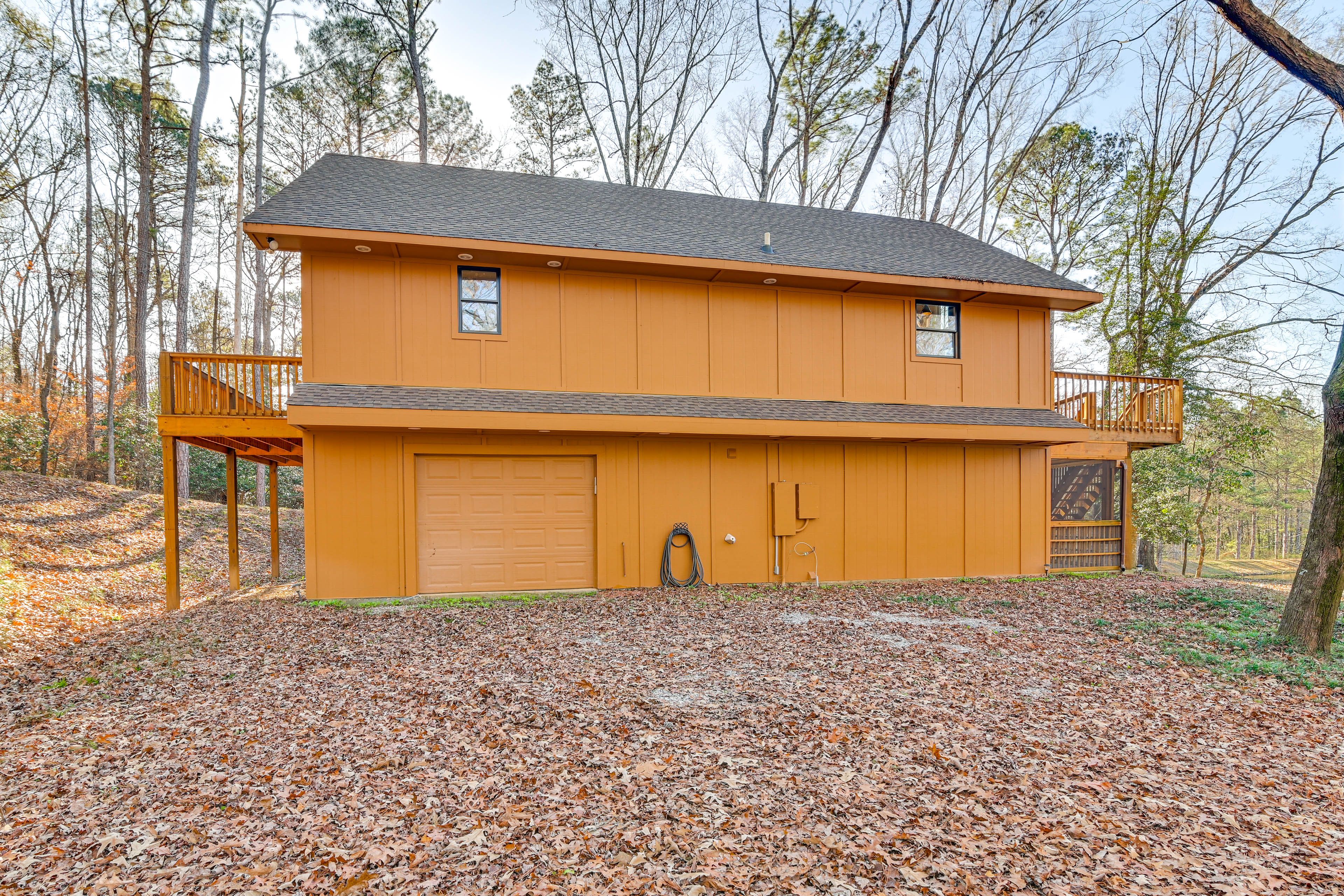 Parking | Garage (1 Vehicle) | Driveway (6 Vehicles)