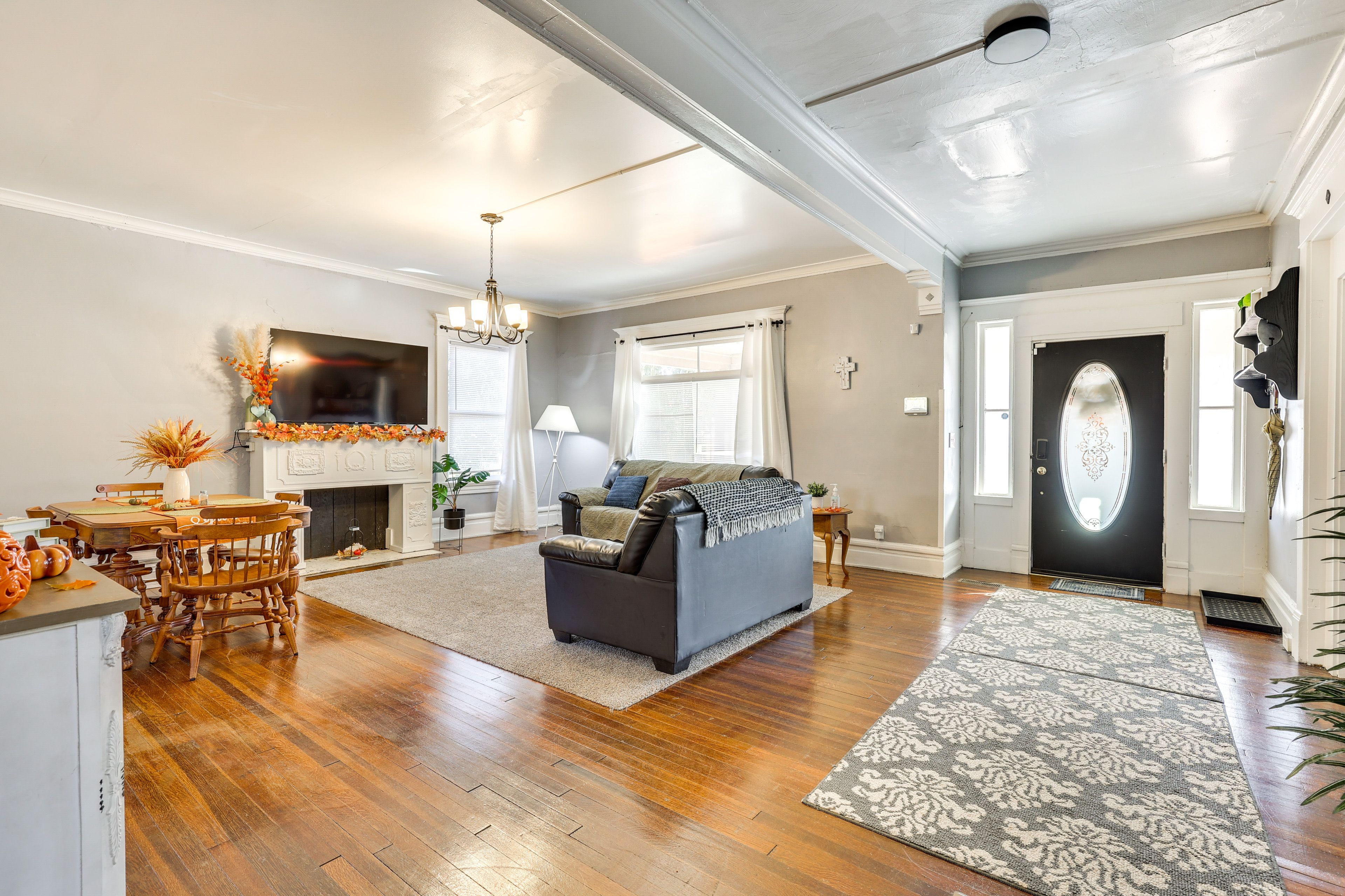 Living Room | Smart TV | Free WiFi