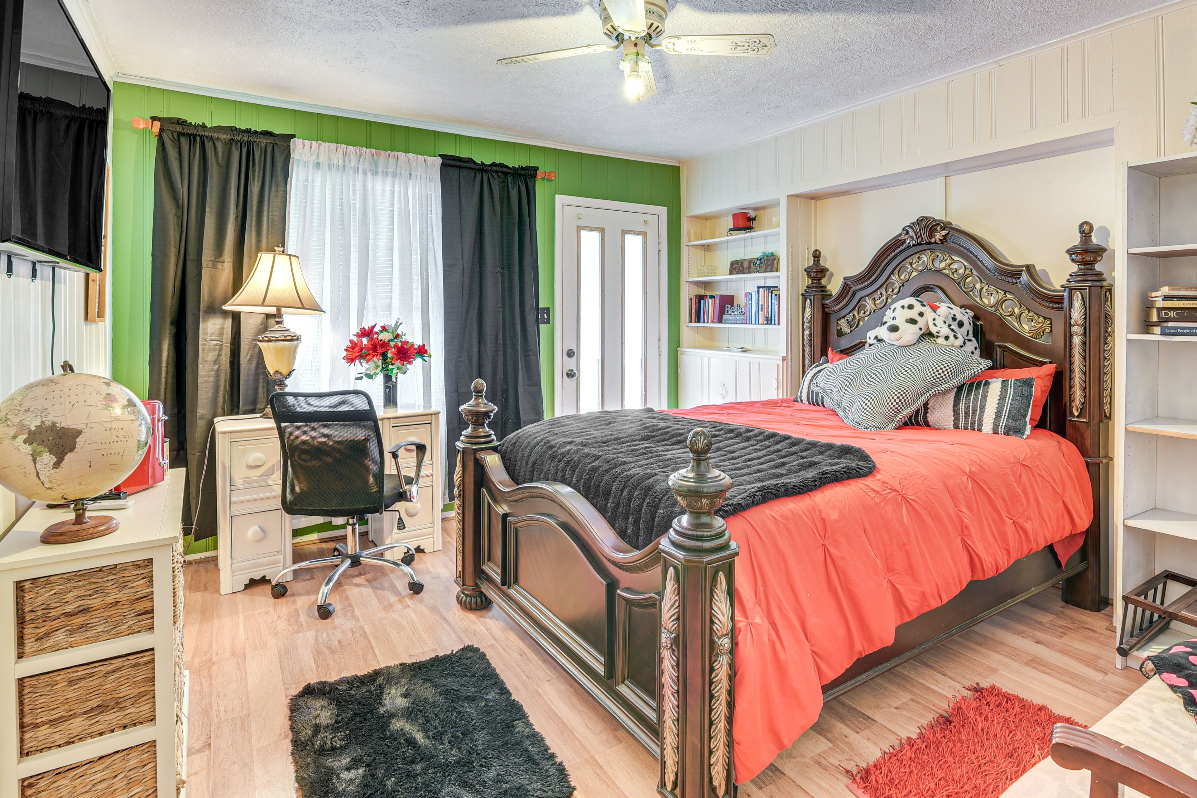 Bedroom 2 | Queen Bed