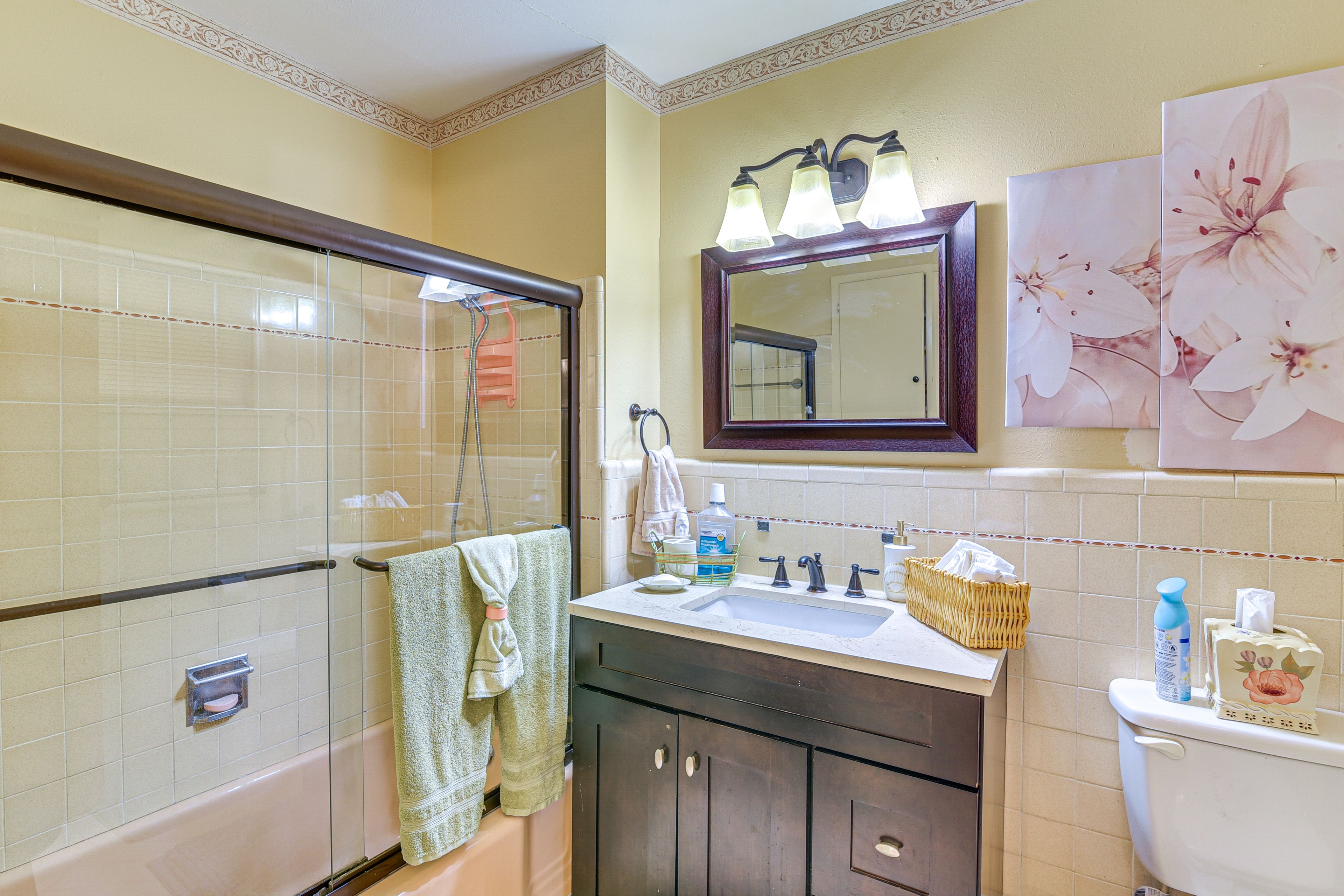 Full Bathroom | Complimentary Toiletries | Towels Provided