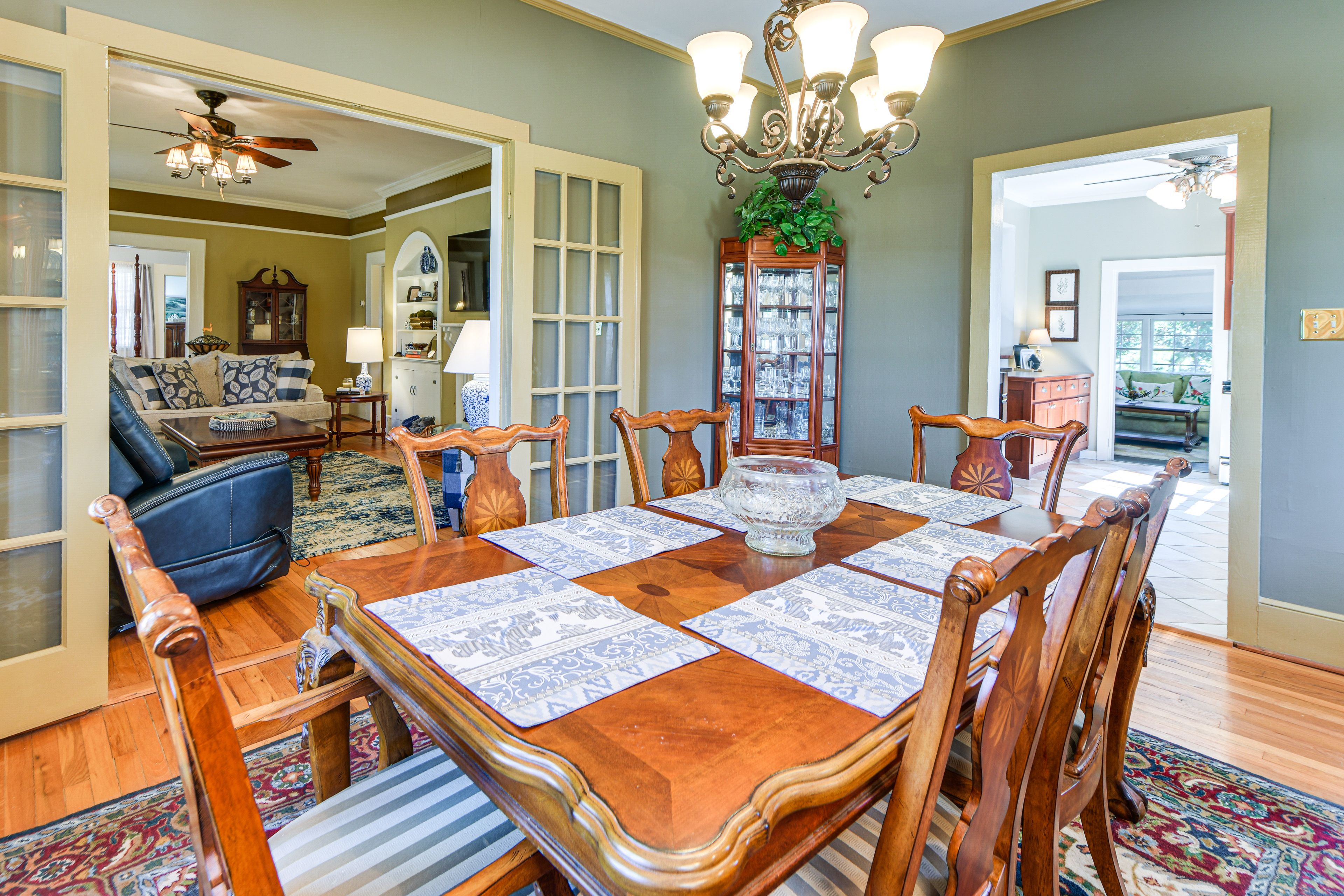 Dining Area | Dishware & Flatware Provided