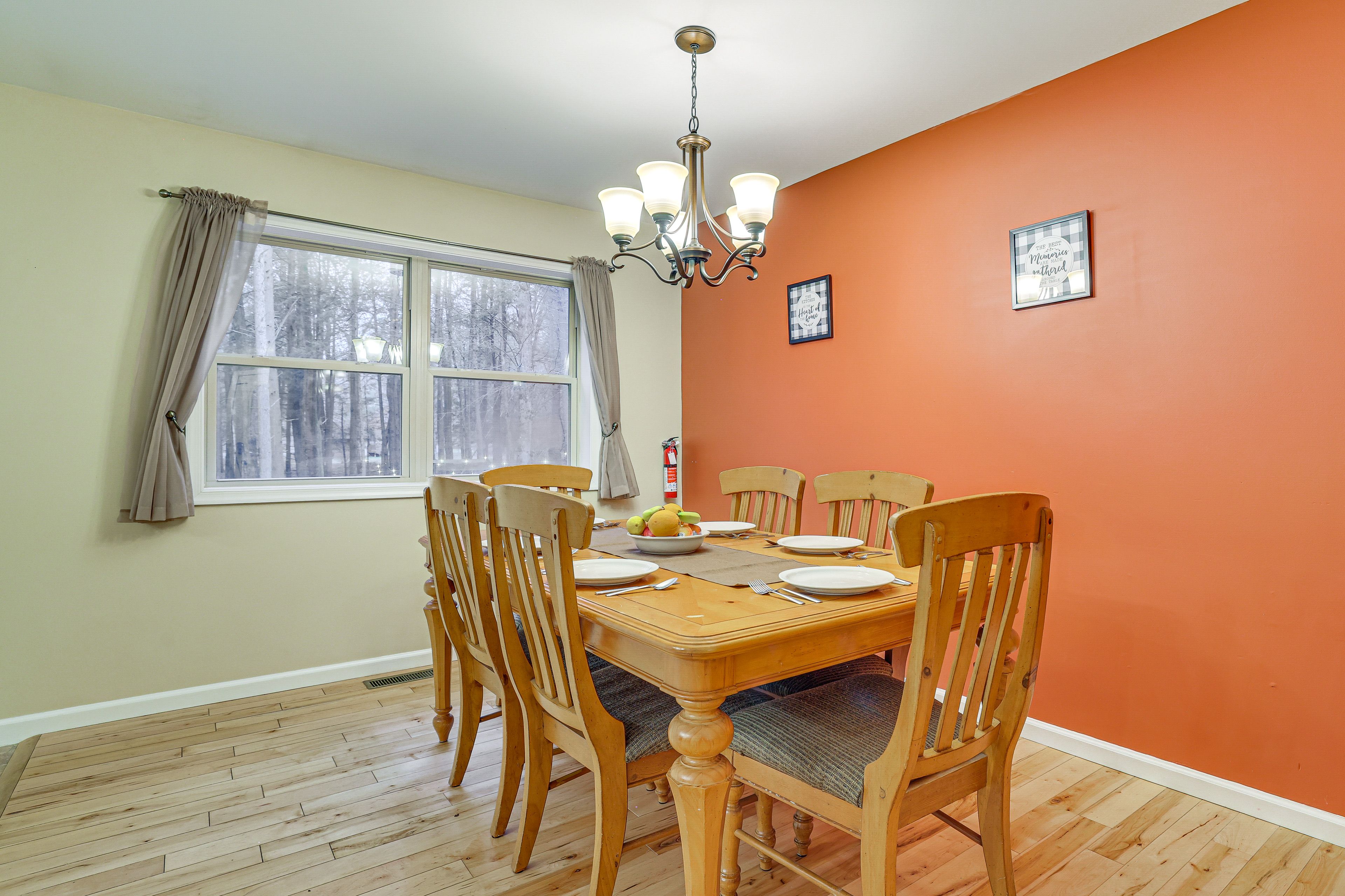 Dining Area | Dishware/Flatware Provided | Main Floor
