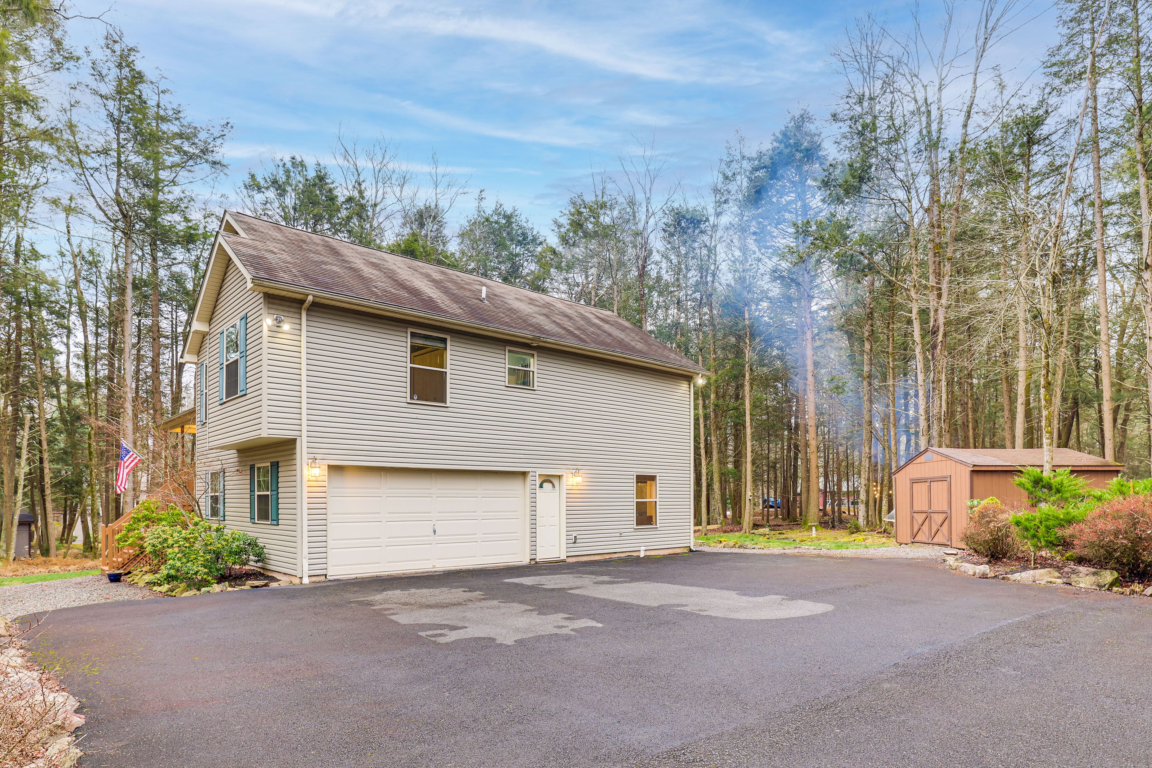 Exterior | Driveway (8 Vehicles)