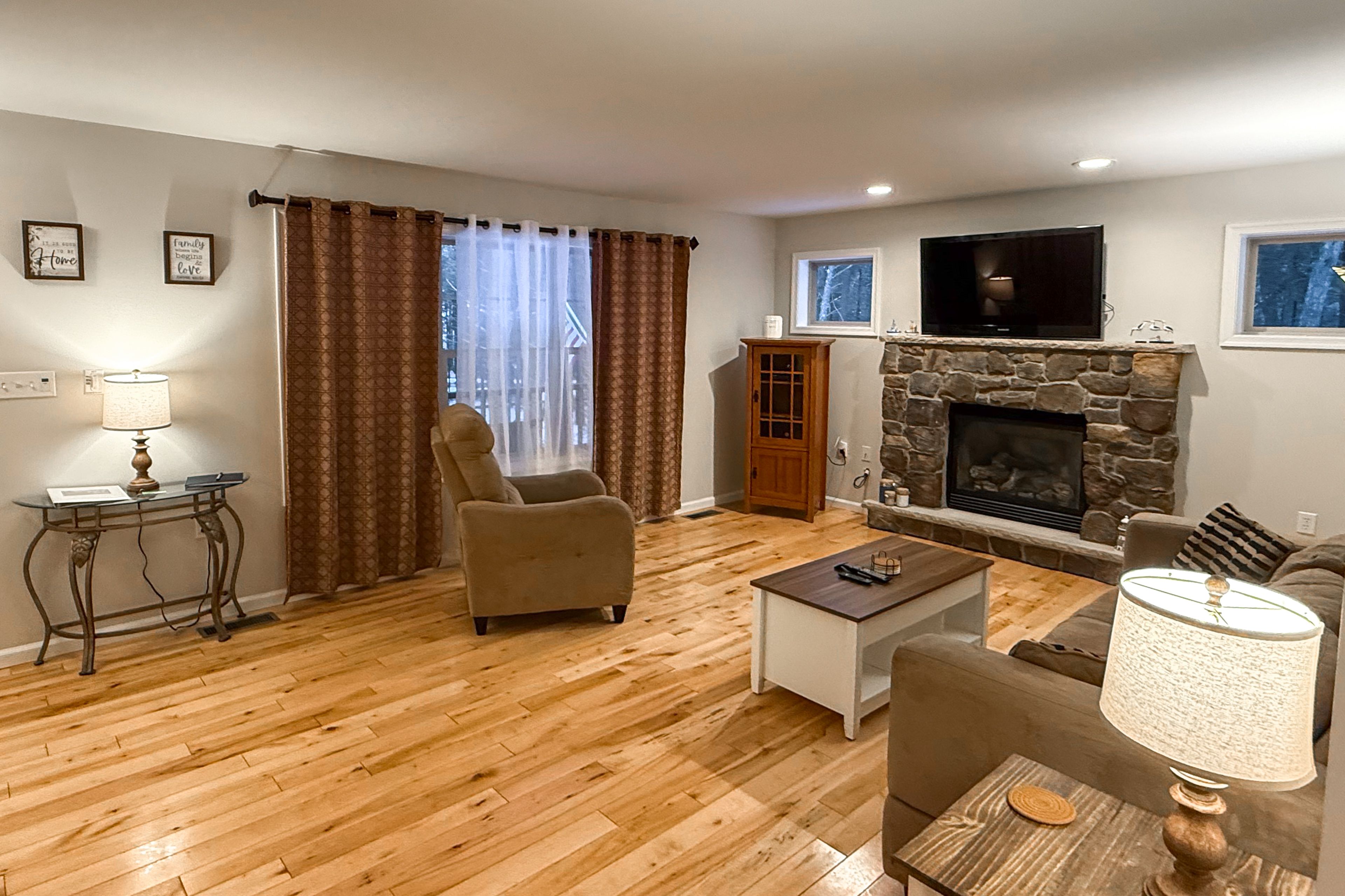 Living Room | Free WiFi | Central A/C | Queen Sleeper Sofa | Main Floor