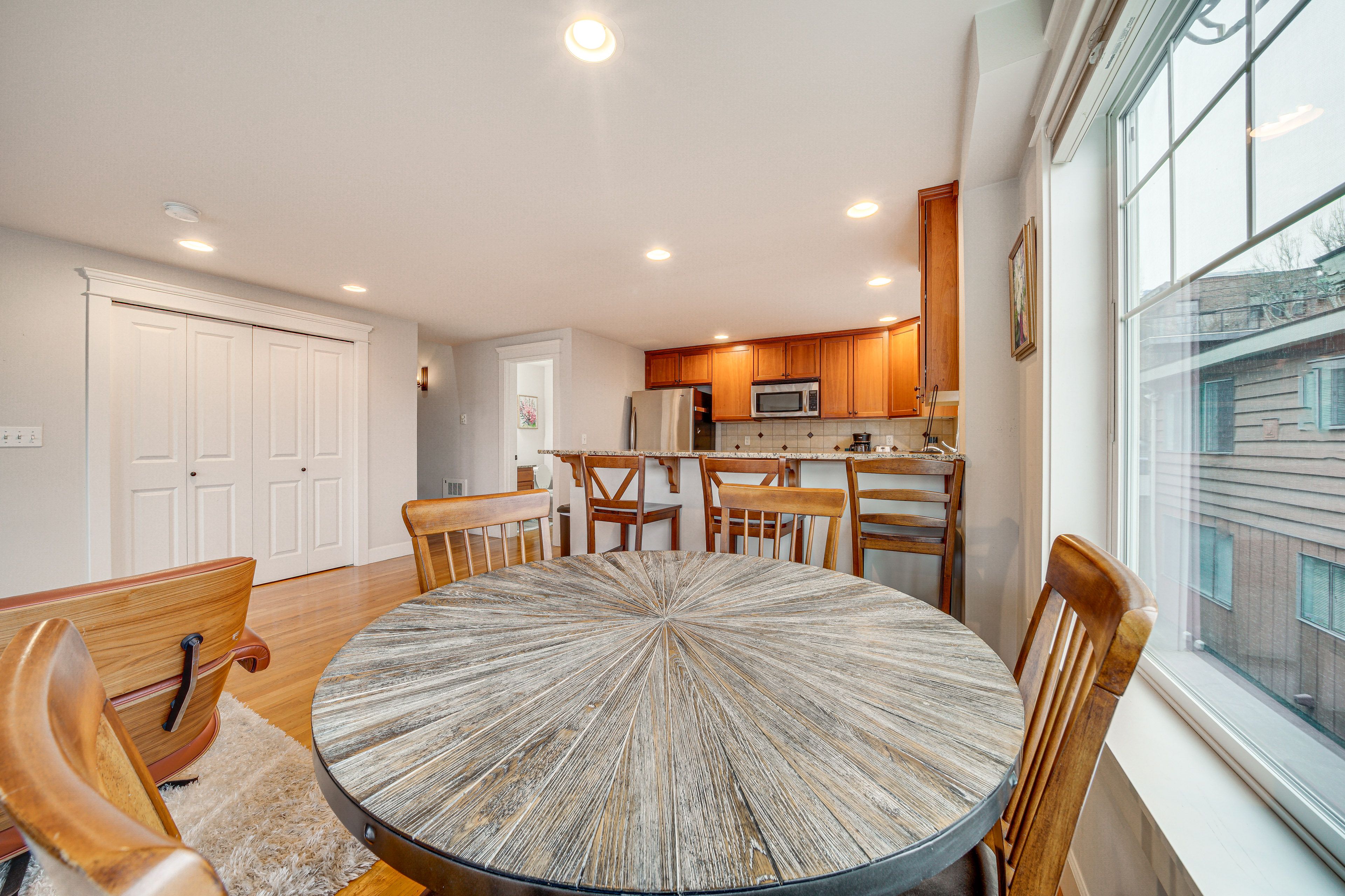 Dining Area | Dishware/Flatware Provided | Main Floor