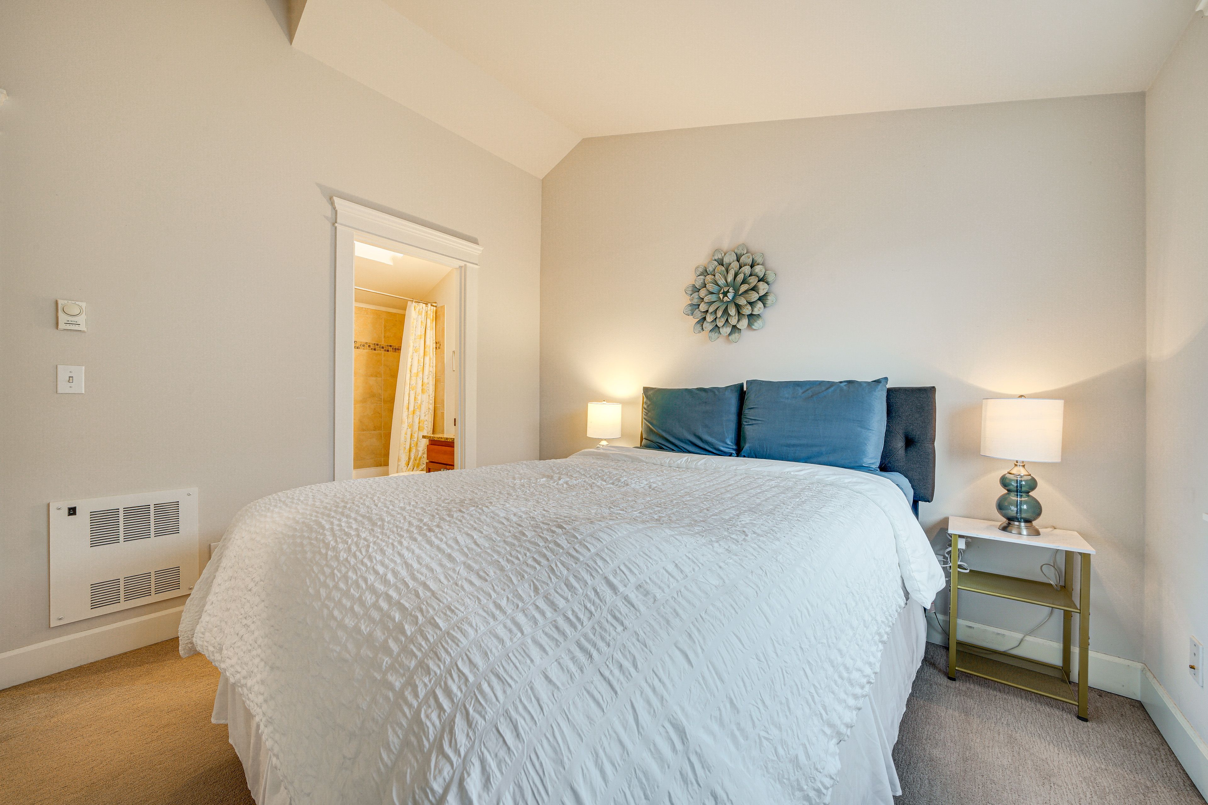 Bedroom 2 | Queen Bed | Upper Floor