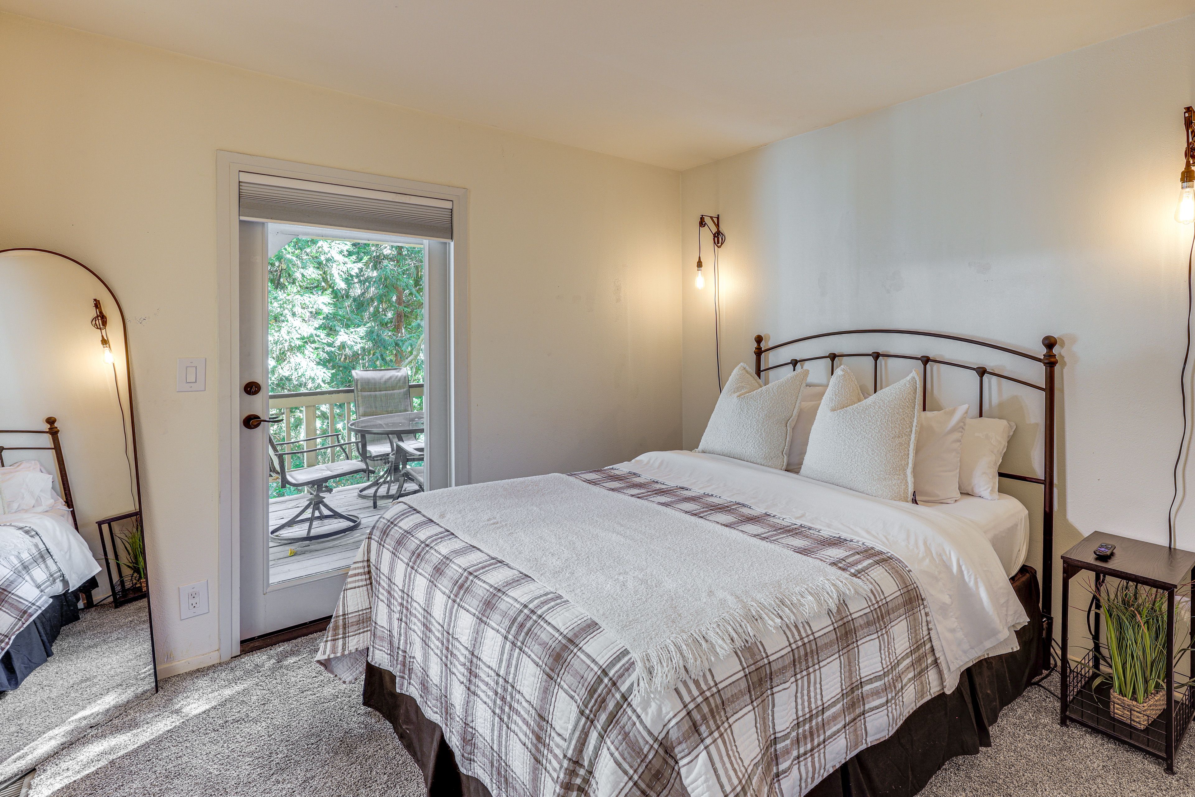 Bedroom 2 | Queen Bed | Lower Floor