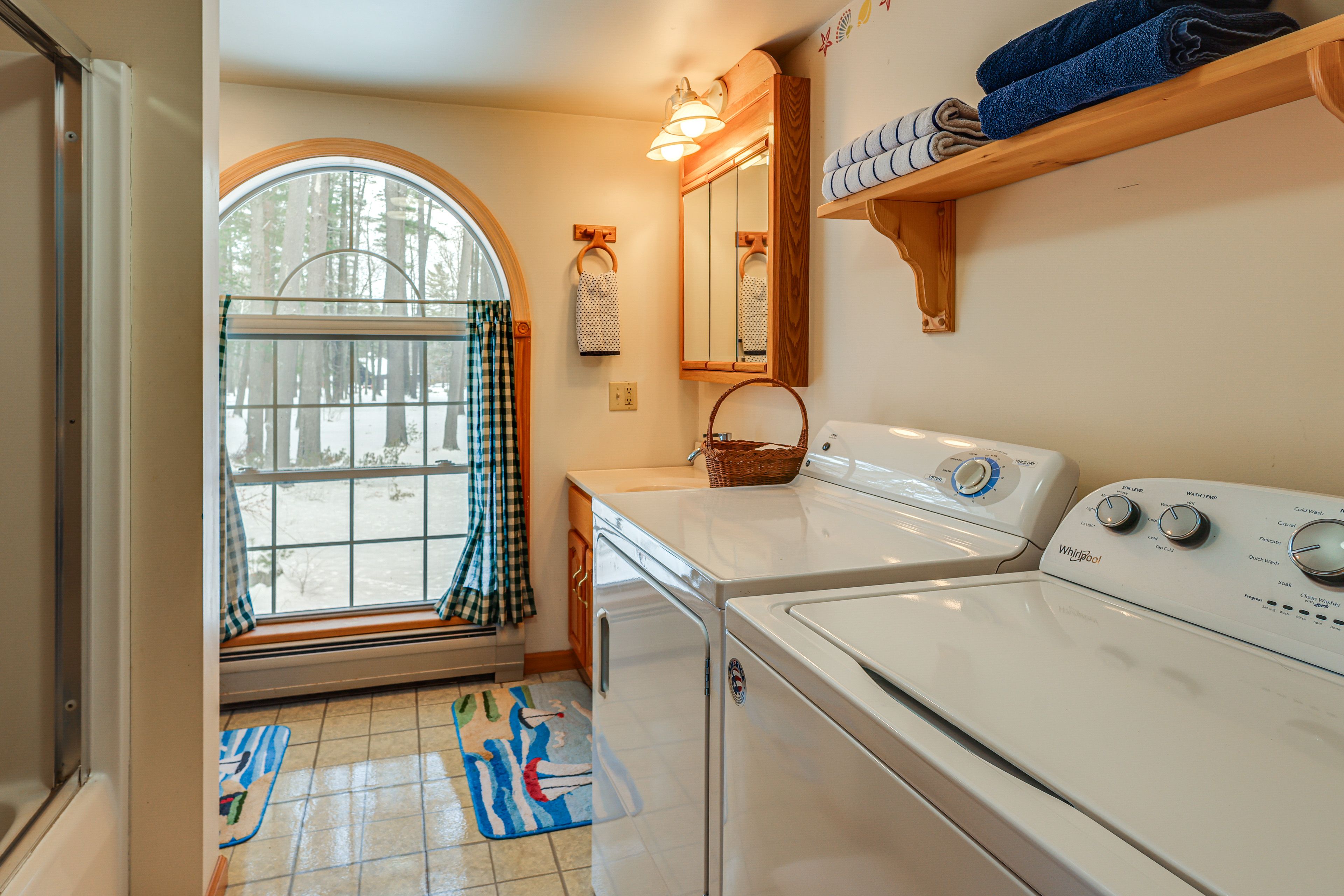 Full Bathroom | 2nd Floor | Washer & Dryer