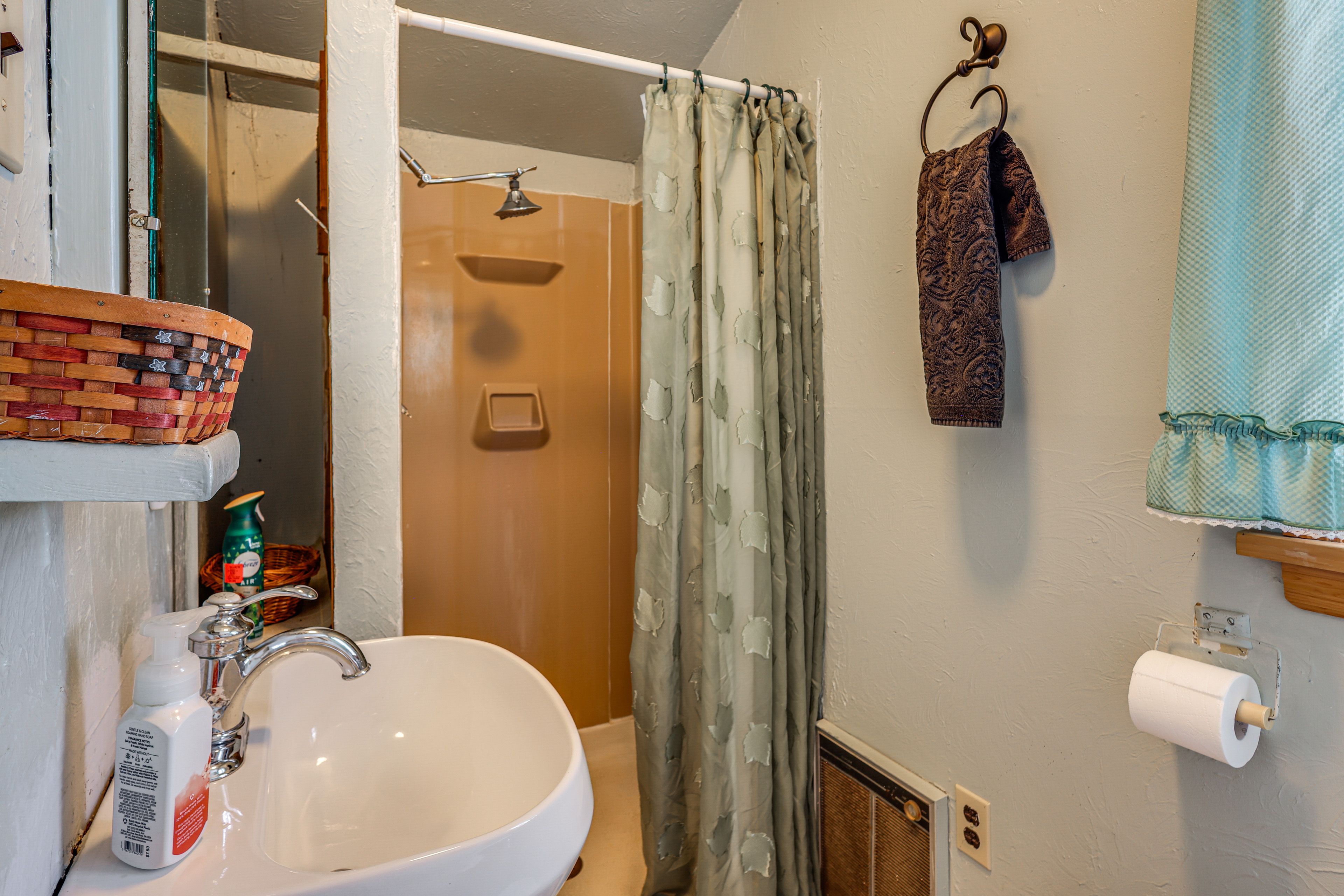 Full Bathroom | 1st Floor | Towels & Linens Provided