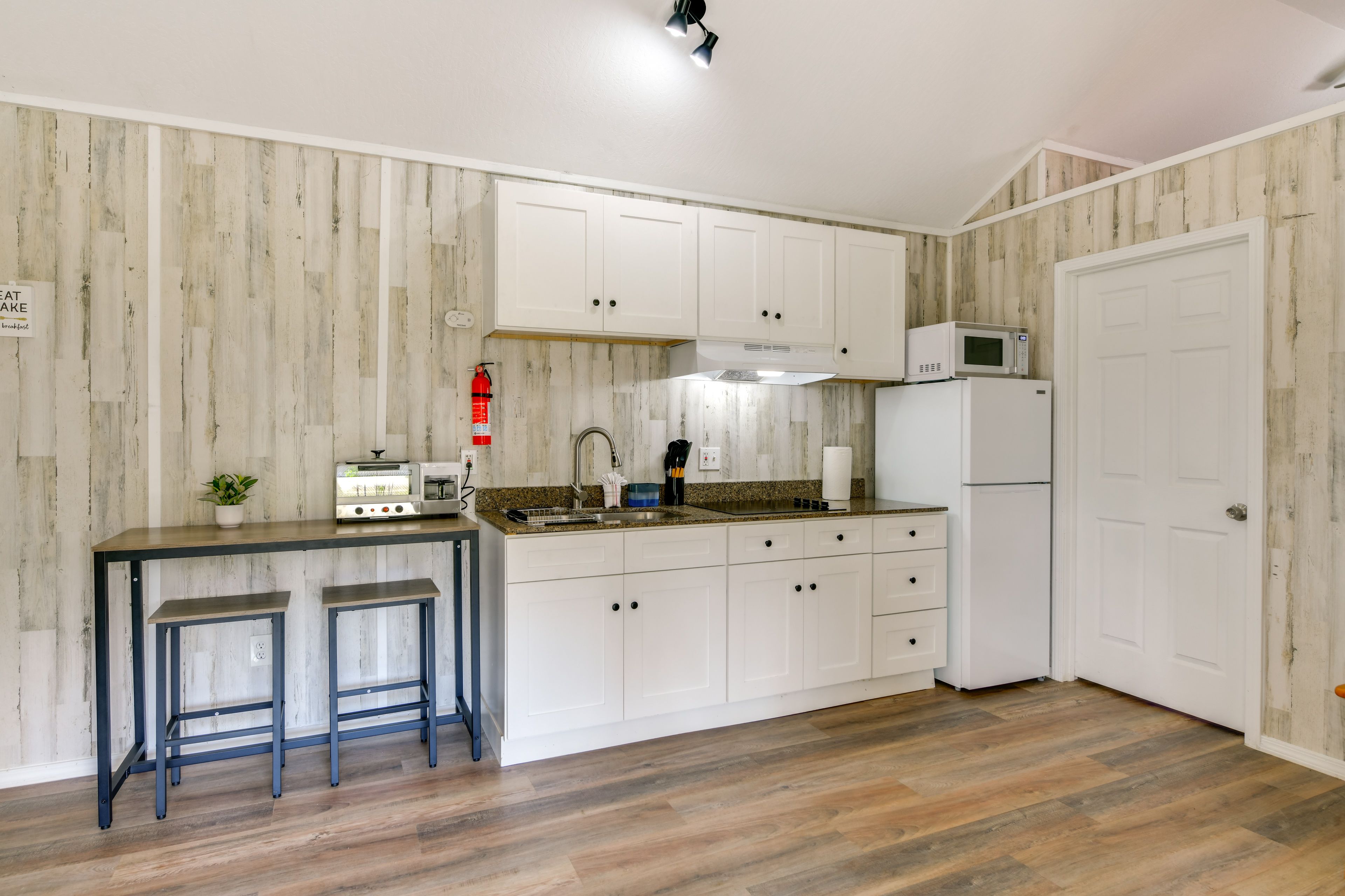 Kitchenette | Dining Area | Dishware & Flatware