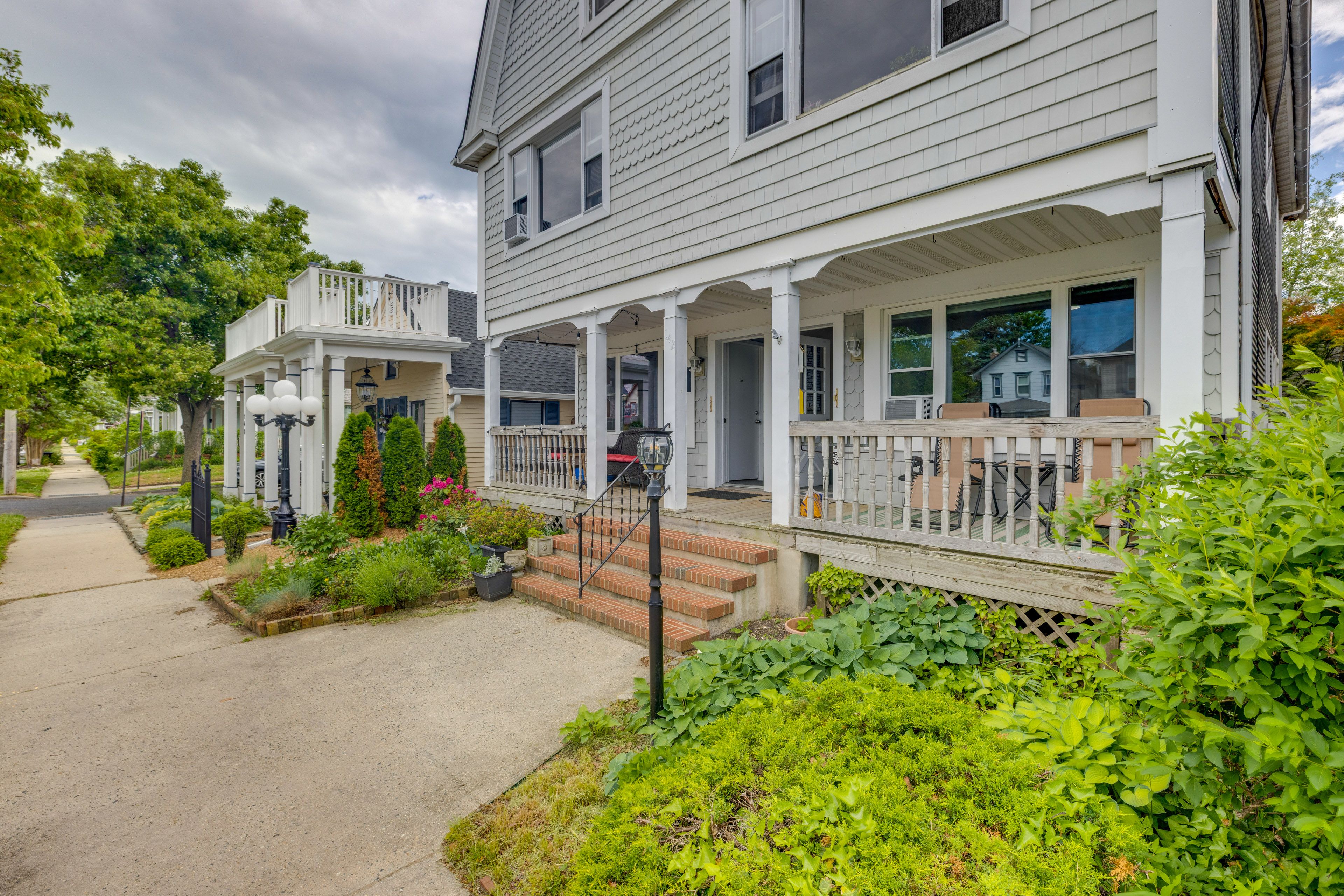 Building Exterior | Street Parking