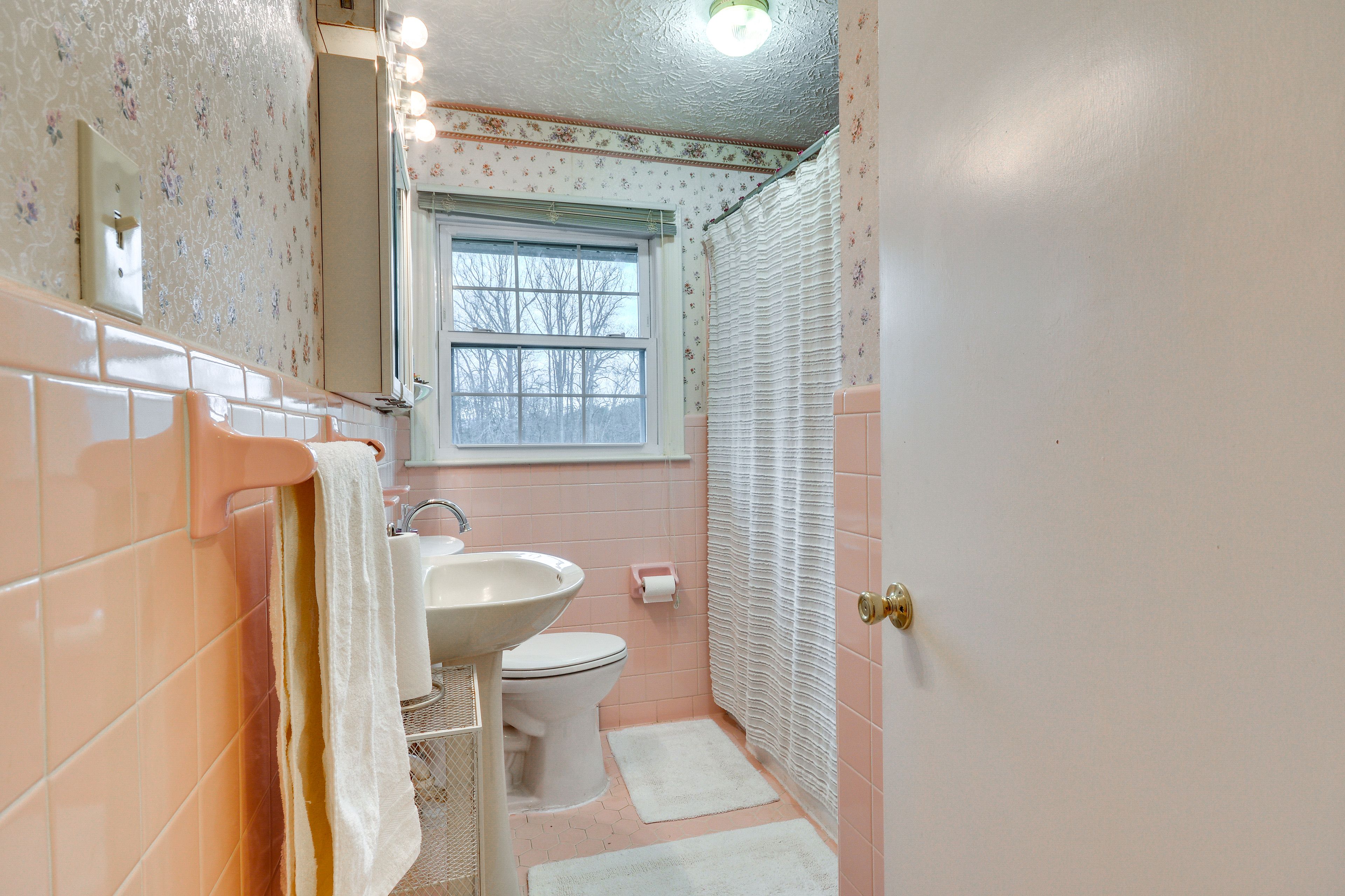 Full Bathroom | Complimentary Toiletries | Towels Provided