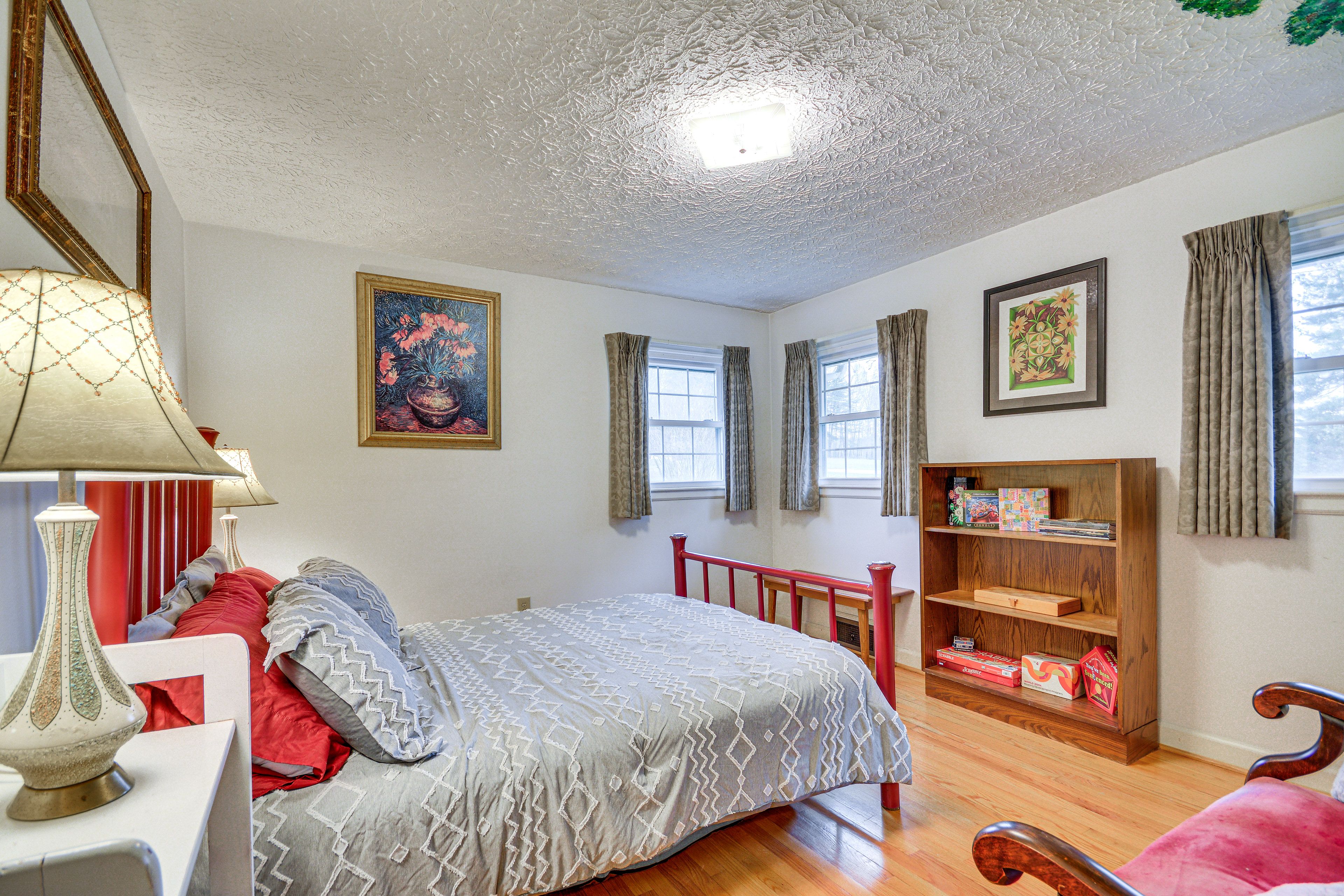 Bedroom 1 | Queen Bed | Linens Provided | Puzzles