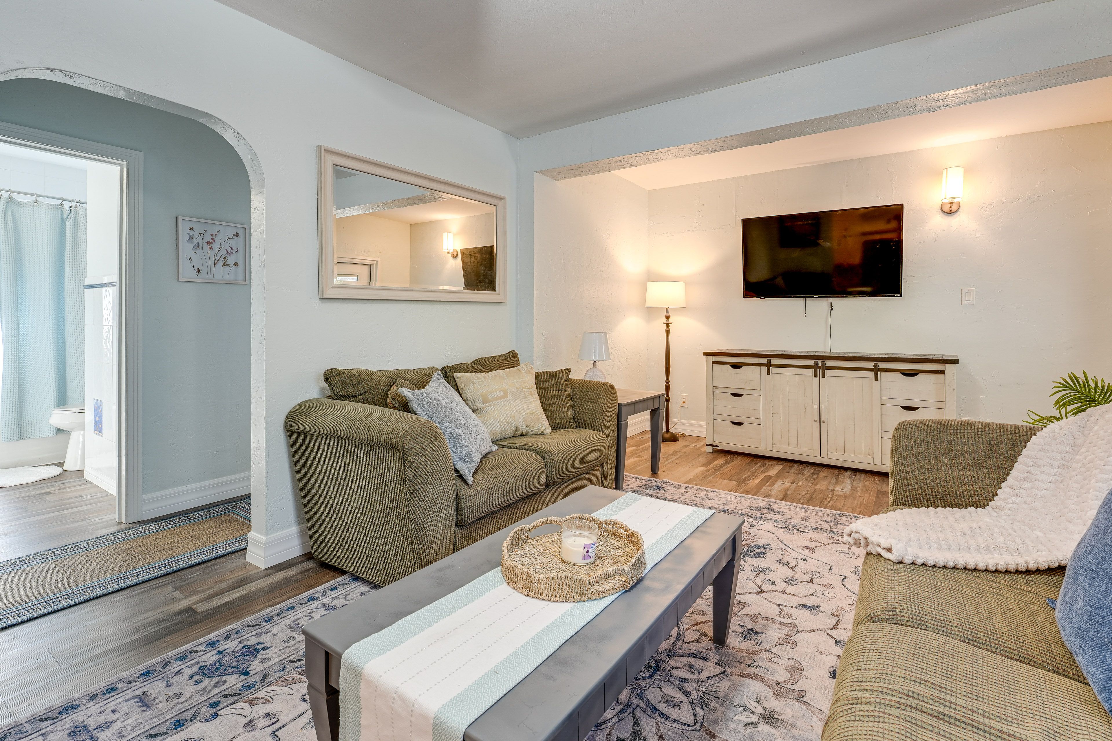 Living Room | Free WiFi | Smart TV