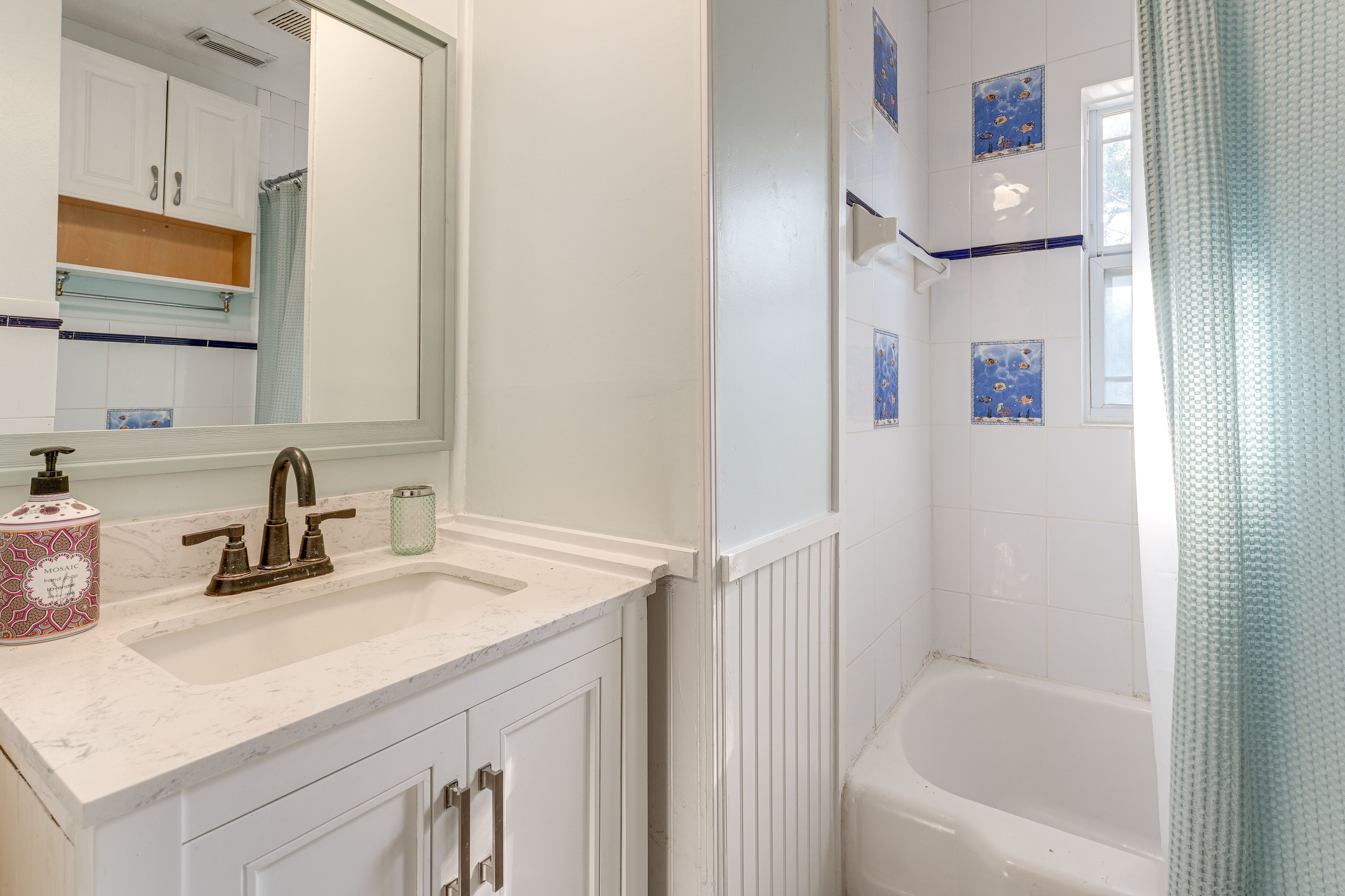 Full Bathroom | Towels Provided