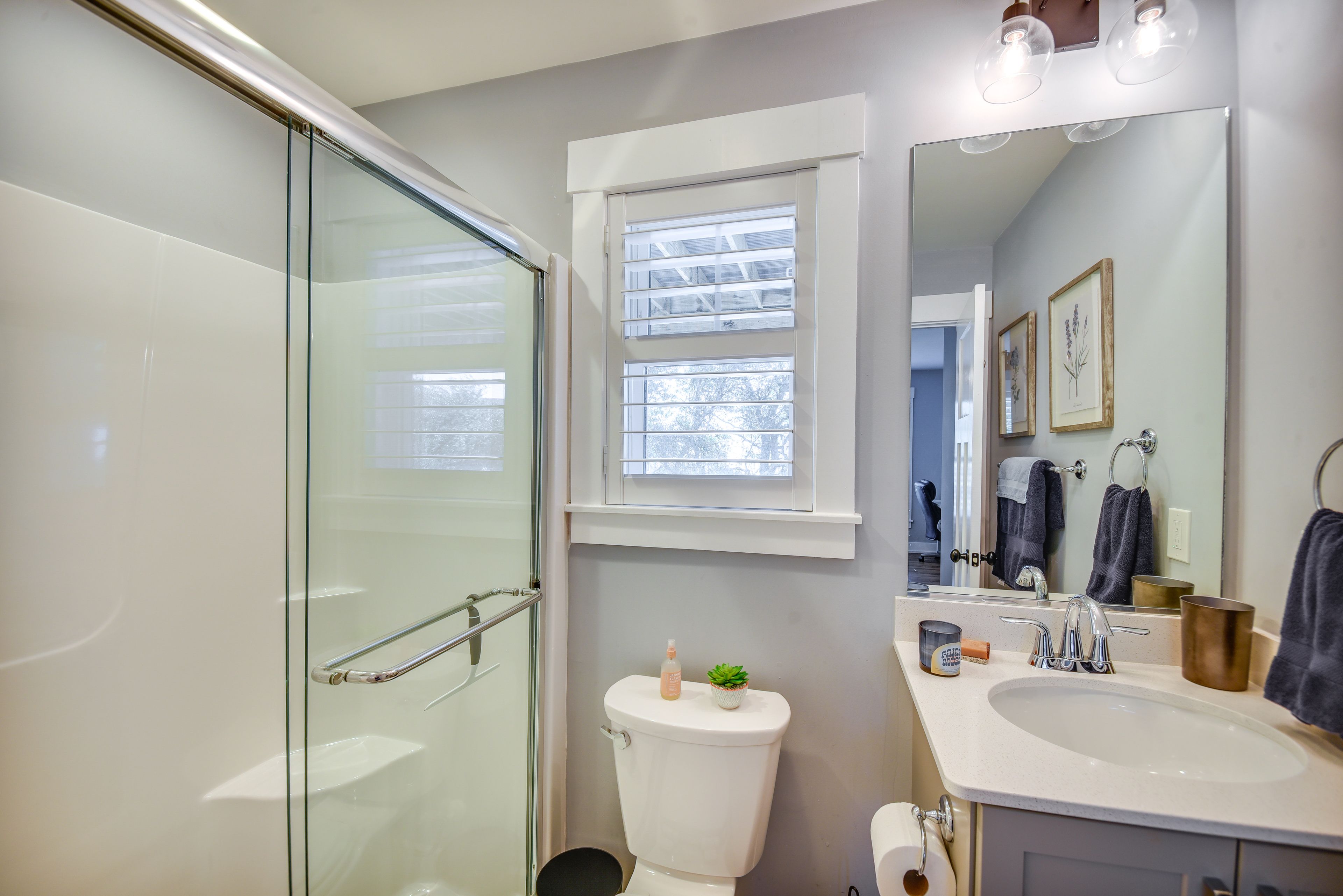 Full Bathroom | 2nd Floor