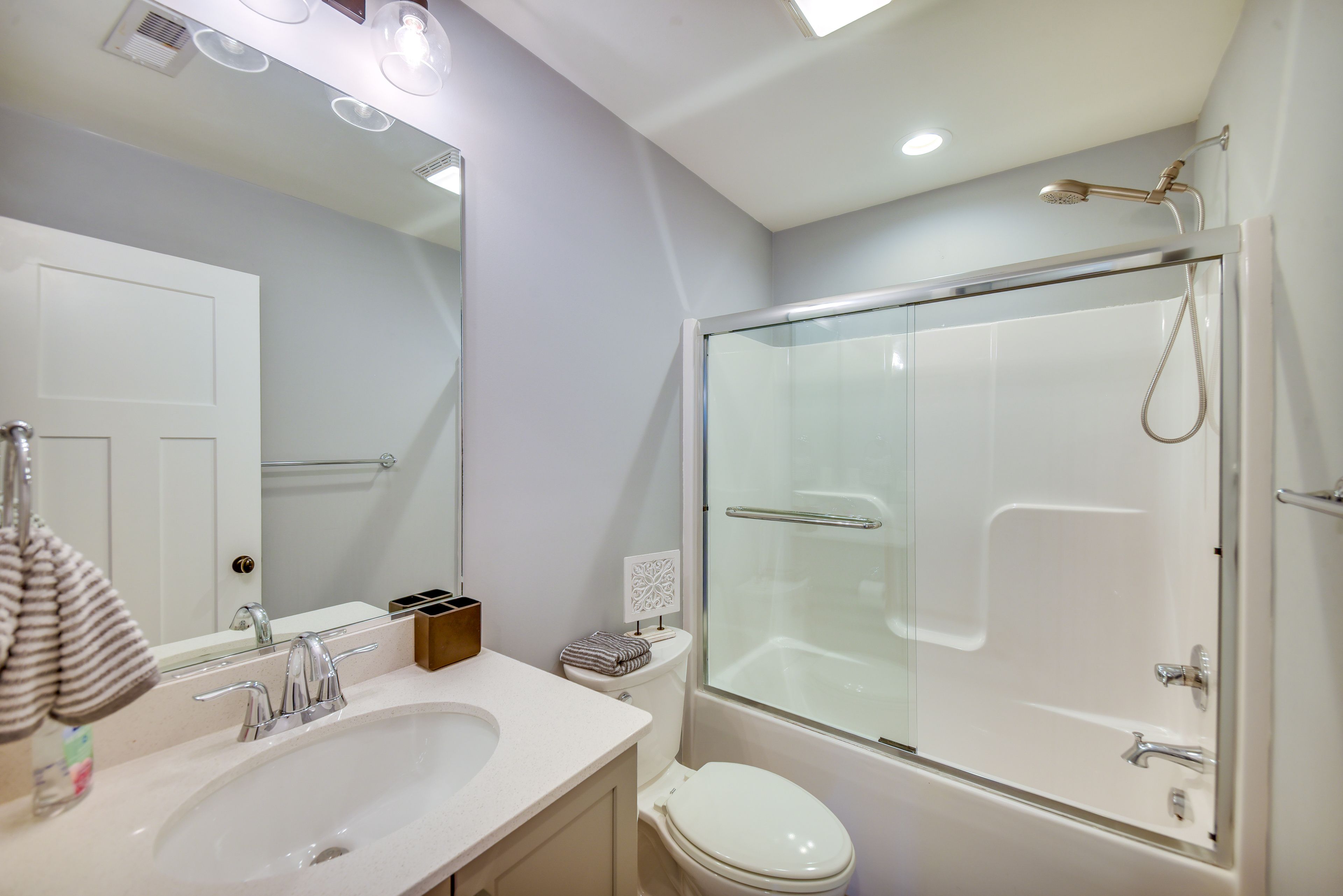 Full Bathroom | 2nd Floor